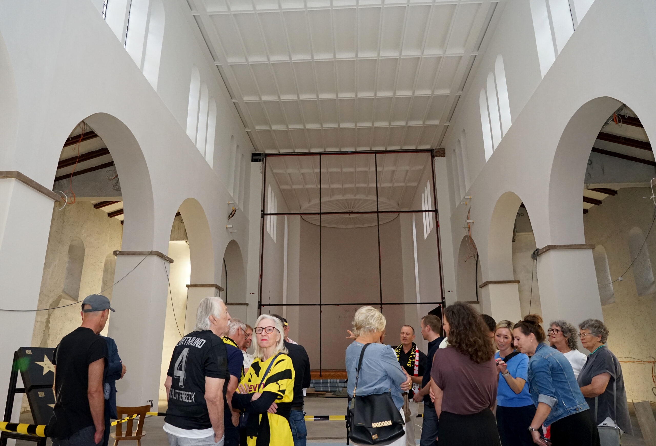 Viele Besucherinnen und Besucher nutzten die Gelegenheit, bei Führungen einen Blick in die Dreifaltigkeitskirche zu werfen. Der Umbau für das Projekt BVB-Gründerkirche ist inzwischen deutlich vorangeschritten. Foto: Michael Bodin / Erzbistum Paderborn