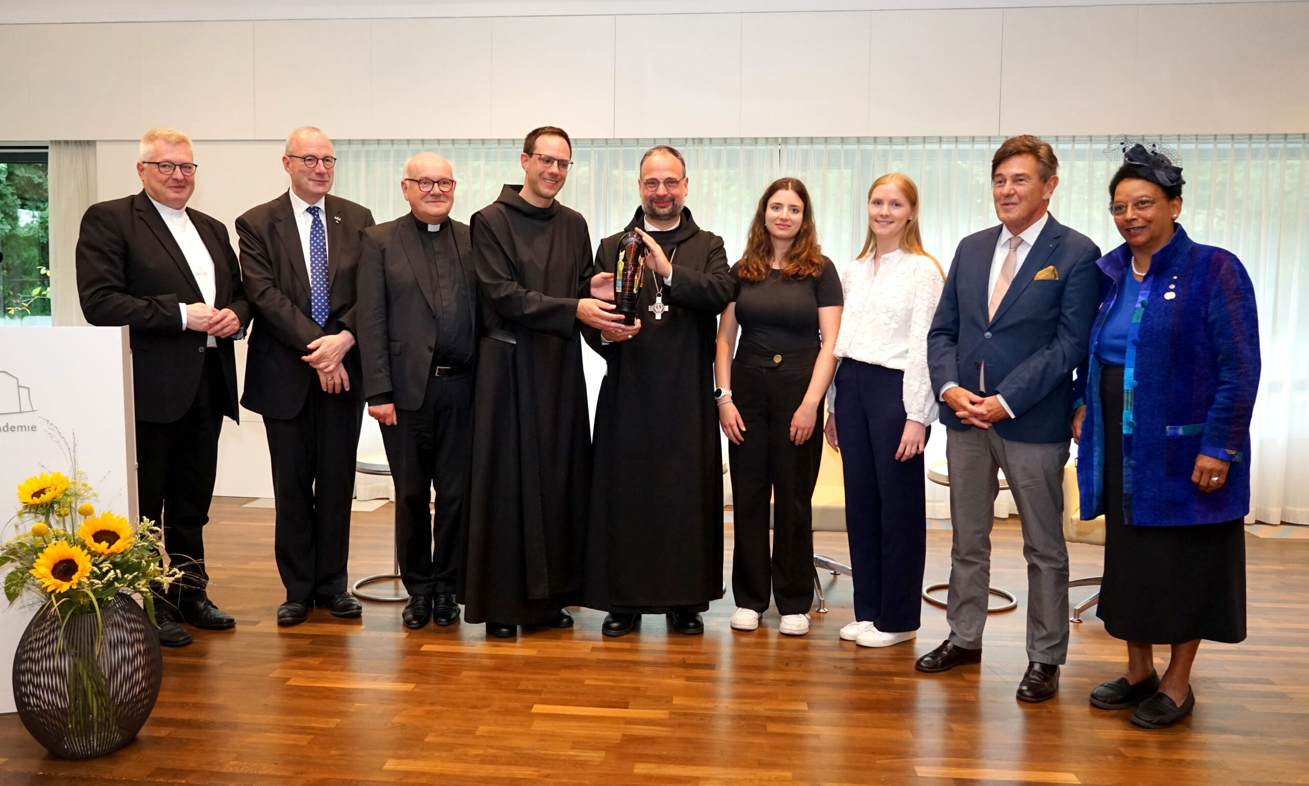 COMMUNIO-Preis in der Katholischen Akademie Schwerte verliehen (v.l.): Generalvikar Monsignore Dr. Michael Bredeck, Prof. Dr. Dr. h. c. mult. Christoph Markschies, Akademiedirektor Monsignore Dr. Michael Menke-Peitzmeyer, Pater Dr. Simeon Gloger OSB, Abt Dr. Nikodemus Schnabel OSB, Svea Braam und Charlotte Loerwald als Vorsitzende der Campus-Weggemeinschaft, Dr. Bernd Hanswille (Gesellschaft der Freunde und Förderer der Katholischen Akademie Schwerte) und Jury-Mitglied Dorothea Böhm. Foto: Michael Bodin / Erzbistum Paderborn