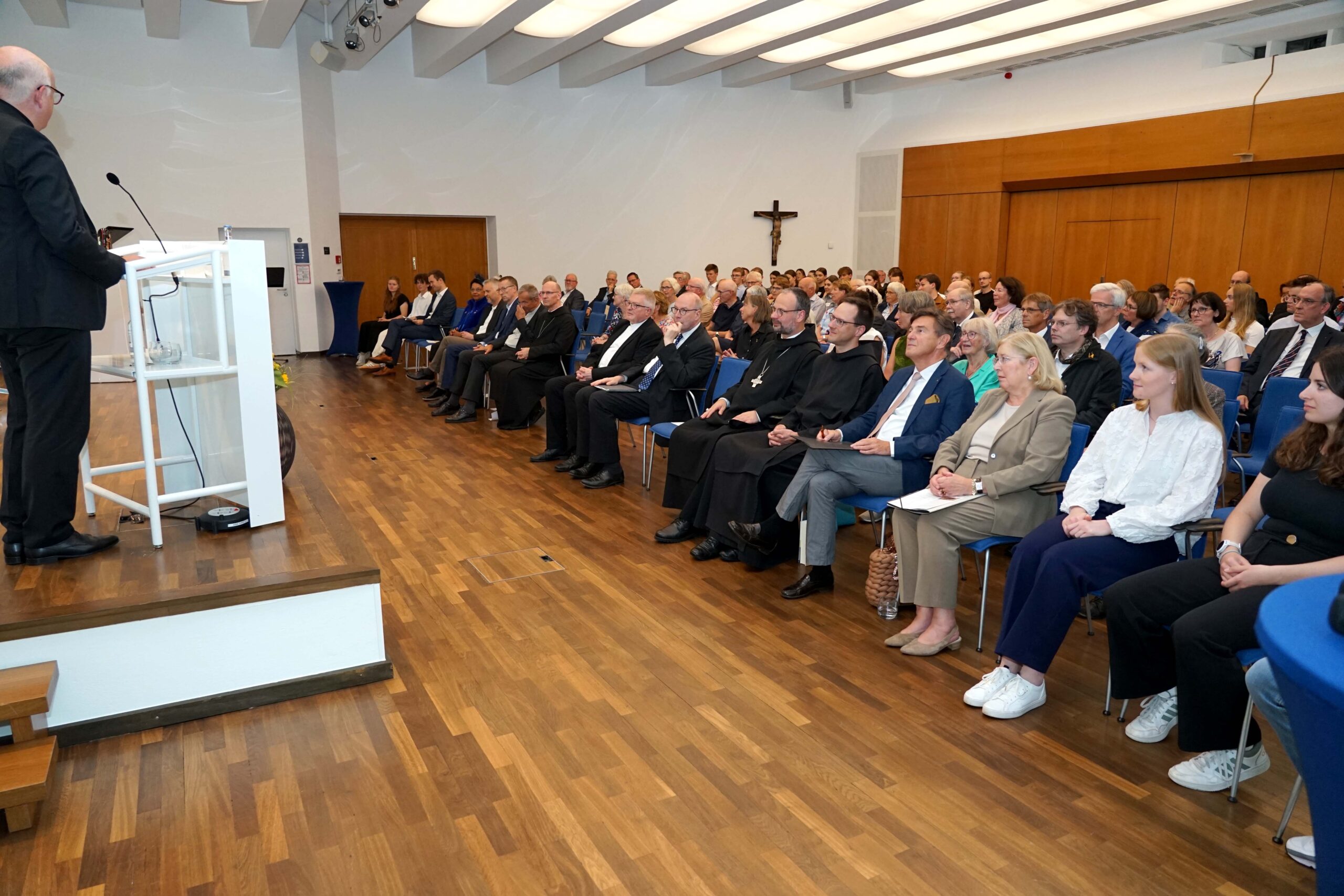 Akademiedirektor Monsignore Dr. Michael Menke-Peitzmeyer konnte am Samstag zahlreiche Gäste zur Verleihung des COMMUNIO-Preises für Dialog, Verständigung und Versöhnung in der Katholischen Akademie Schwerte begrüßen. Foto: Michael Bodin / Erzbistum Paderborn