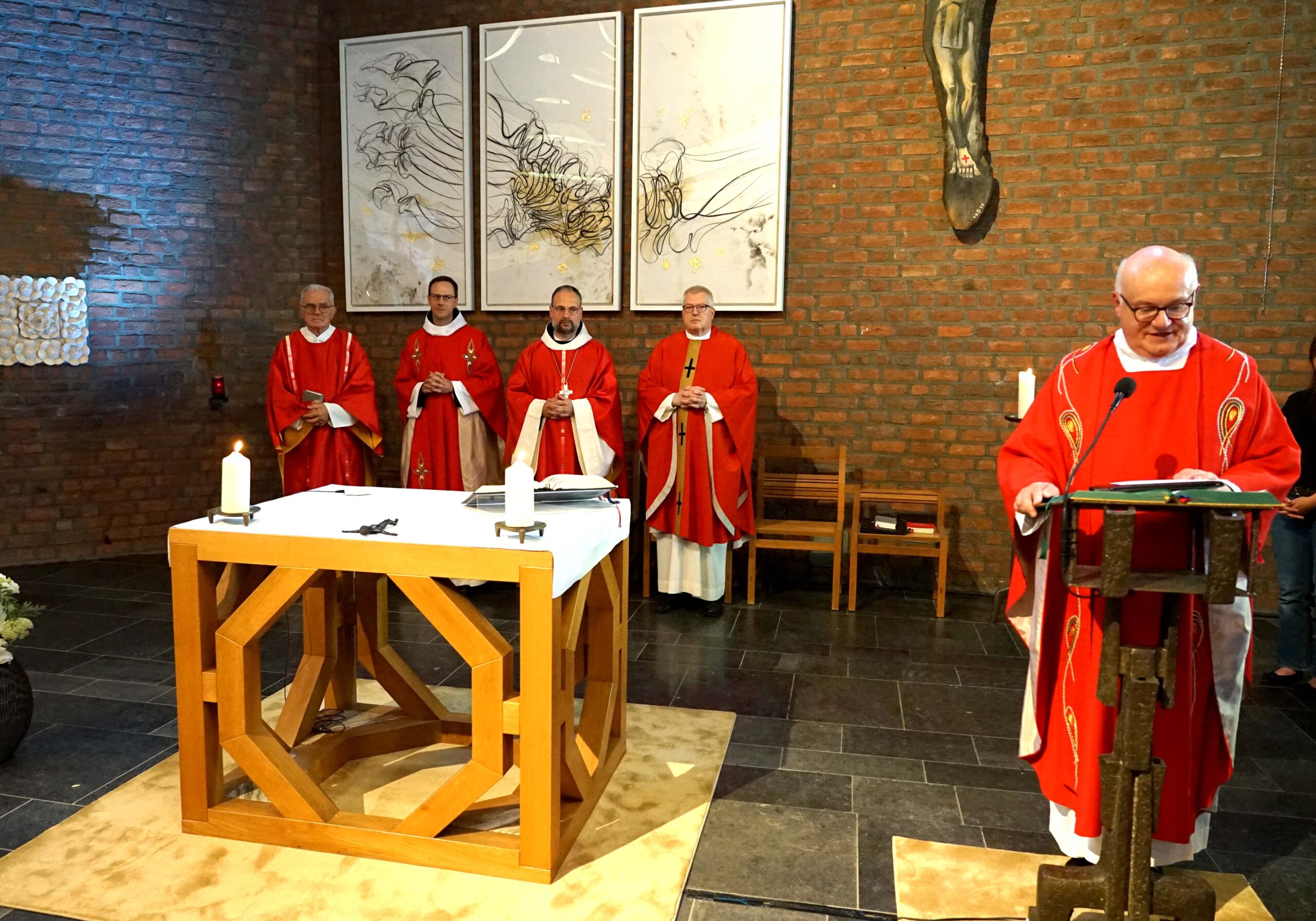 Den Auftakt bildete ein Festgottesdienst in der Kapelle der Katholischen Akademie Schwerte mit (hinten v.l.): Diakon Rüdiger Eßmann, Pater Dr. Simeon Gloger OSB, Abt Dr. Nikodemus Schnabel OSB und Generalvikar Monsignore Dr. Michael Bredeck sowie (rechts) Akademiedirektor Monsignore Dr. Michael Menke-Peitzmeyer. Foto: Michael Bodin / Erzbistum Paderborn