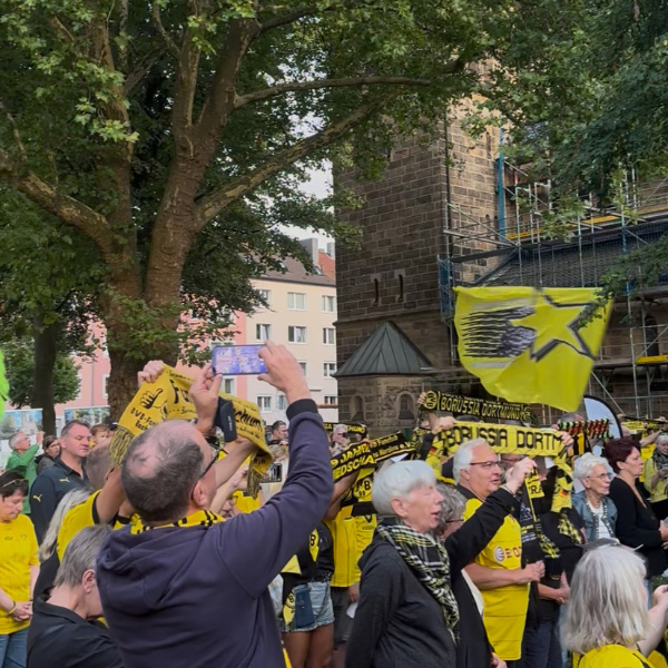 Fahnen und Fangesänge werden erneut den Ökumenischen BVB-Saisoneröffnungsgottesdienst in Dortmund prägen. Am 27. August 2026 um 19.09 Uhr an der BVB-Gründerkirche ist es wieder soweit. Foto: BVB-Gründerkirche