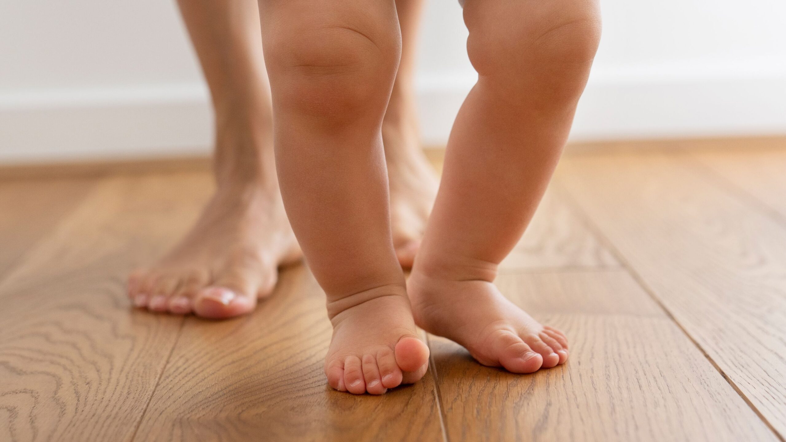 Füße eines Babys, das laufen lernt