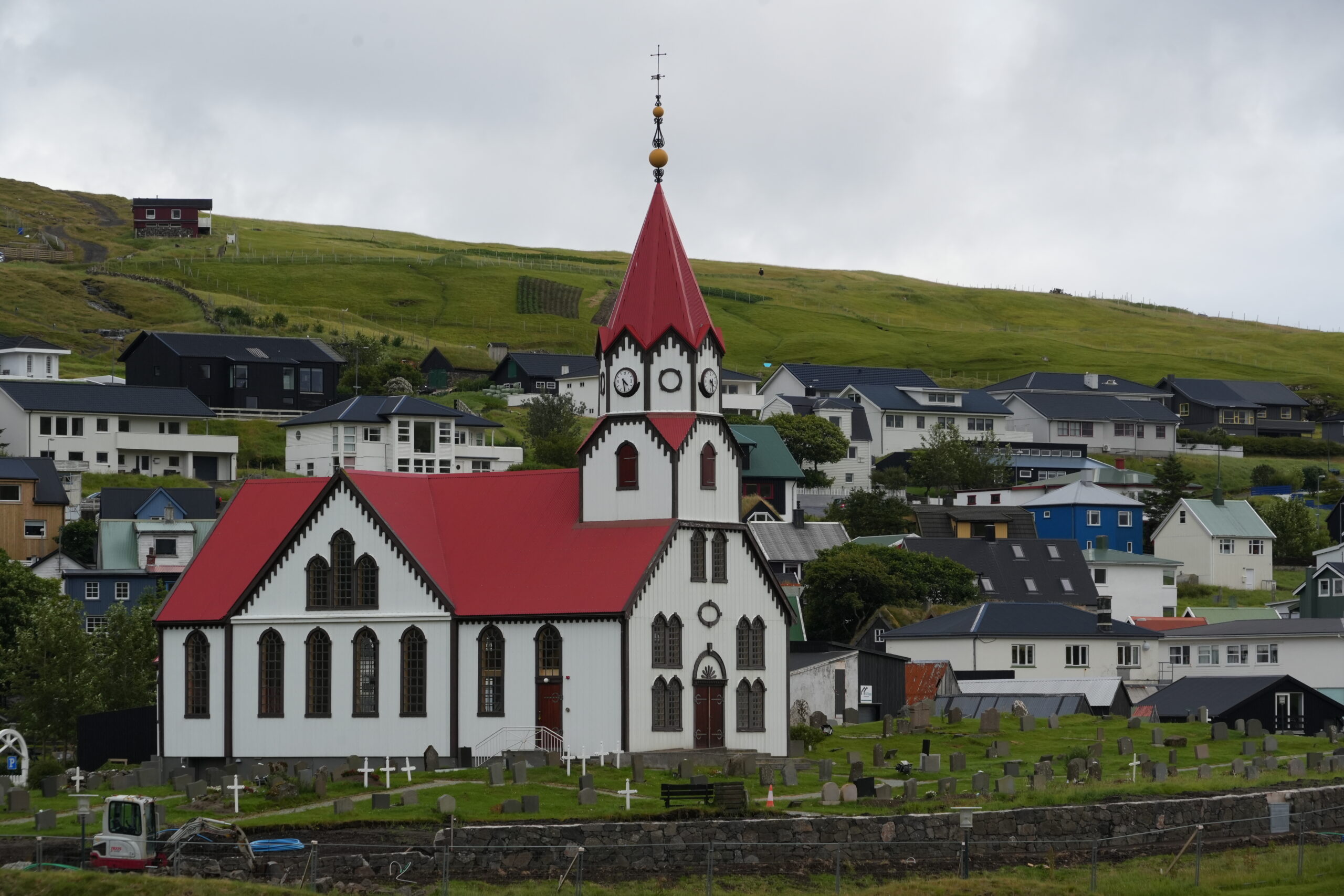 Eine Kirche inmitten der beeindruckenden Landschaft der Färöer-Inseln.