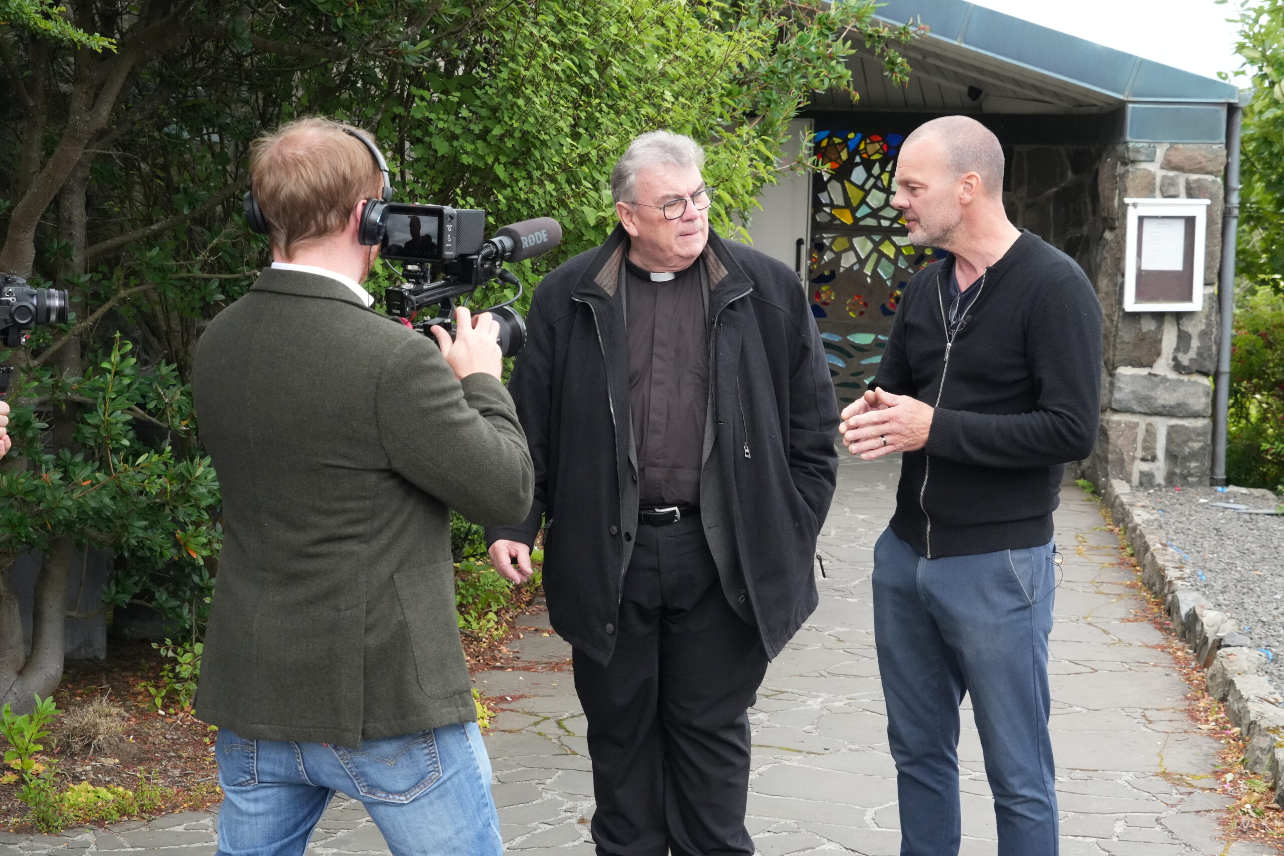 Bonifatiuswerk-Generalsekretär Msgr. Georg Austen mit dem Pfarrgemeinderatsvorsitzenden Eilif Brimheim, der das geplante barrierefreie Projekt erklärt (v.l.)