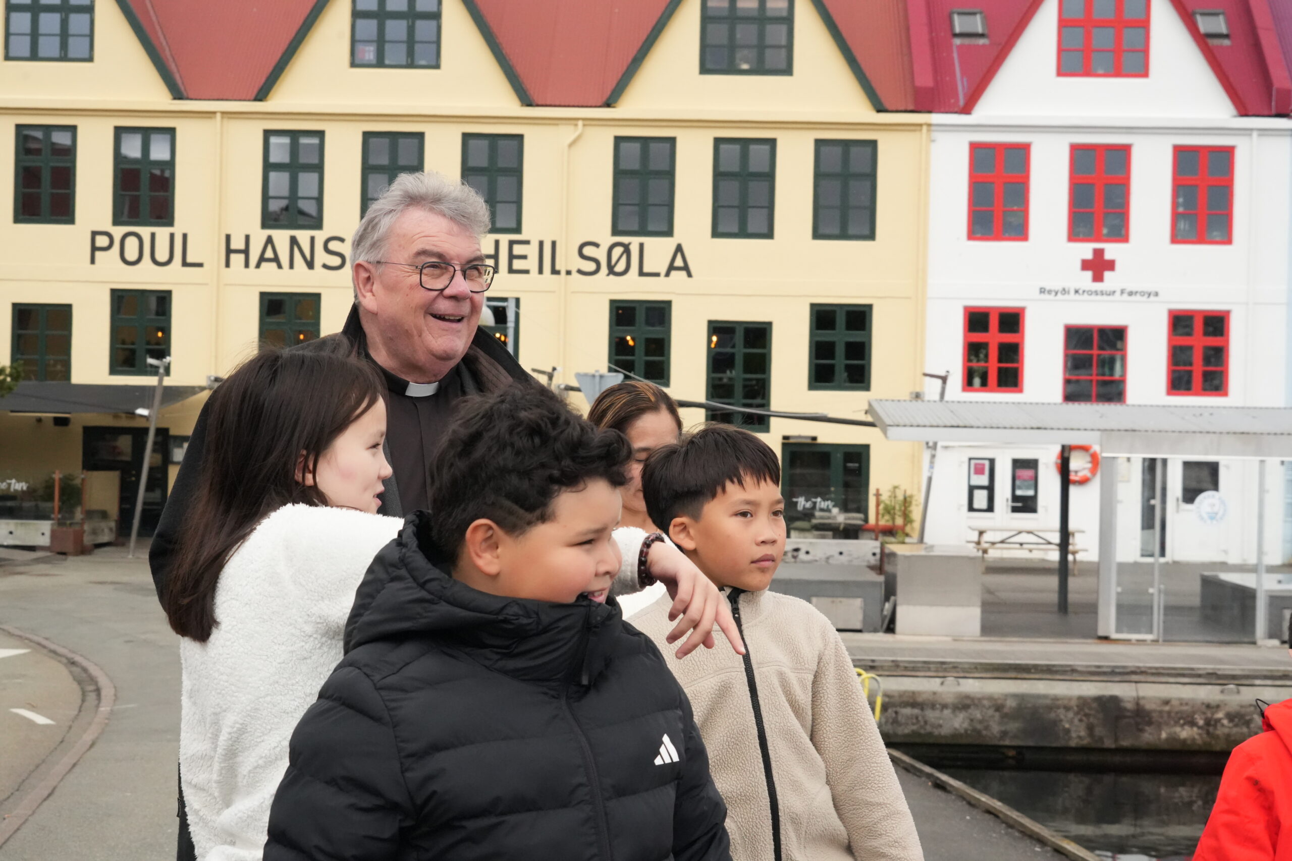 Bonifatiuswerk-Generalsekretär Msgr. Georg Austen mit philippinischen Kindern der Gemeinde unterwegs auf den Färöer-Inseln.