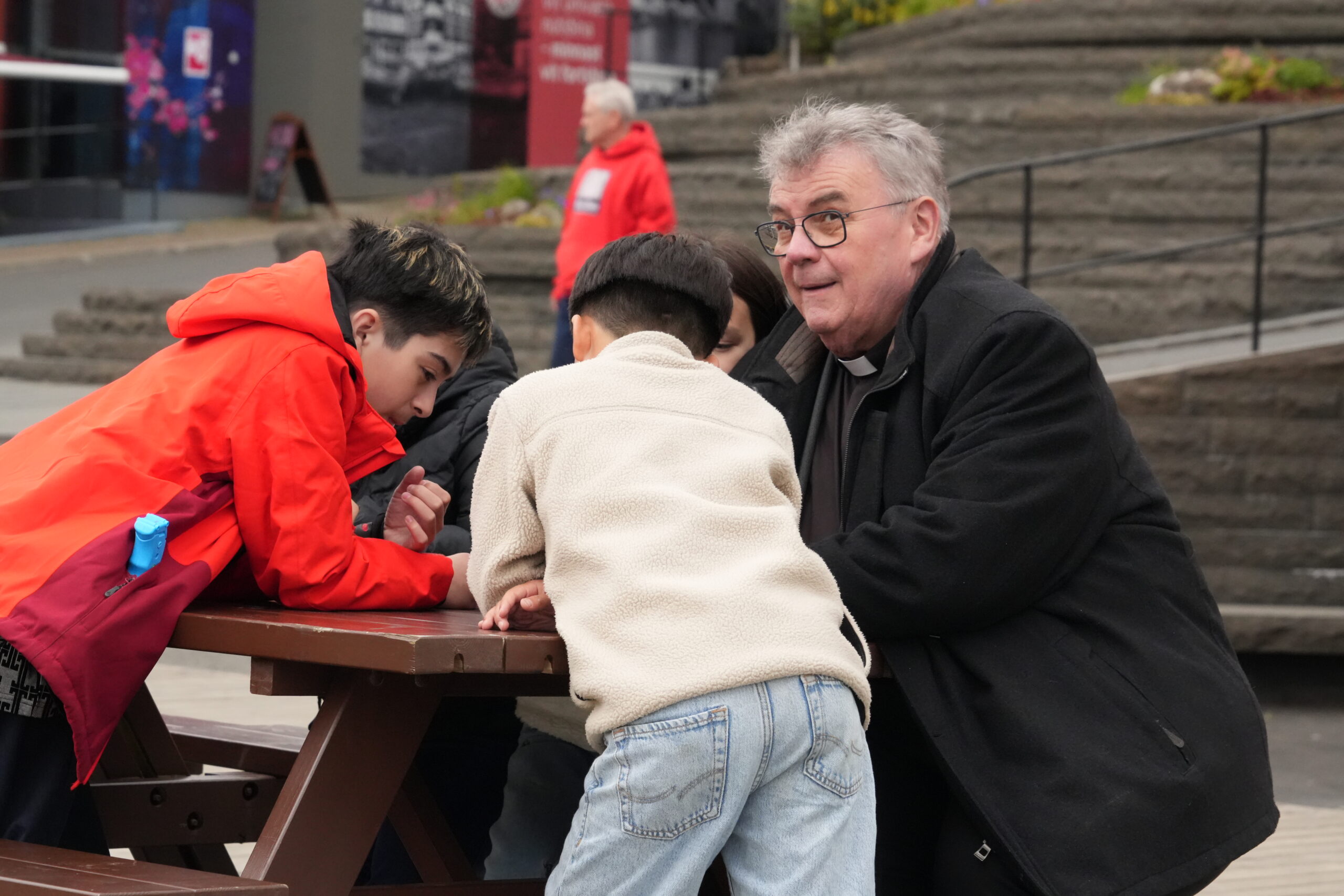 Bonifatiuswerk-Generalsekretär Msgr. Georg Austen mit philippinischen Kindern der Gemeinde unterwegs auf den Färöer-Inseln.