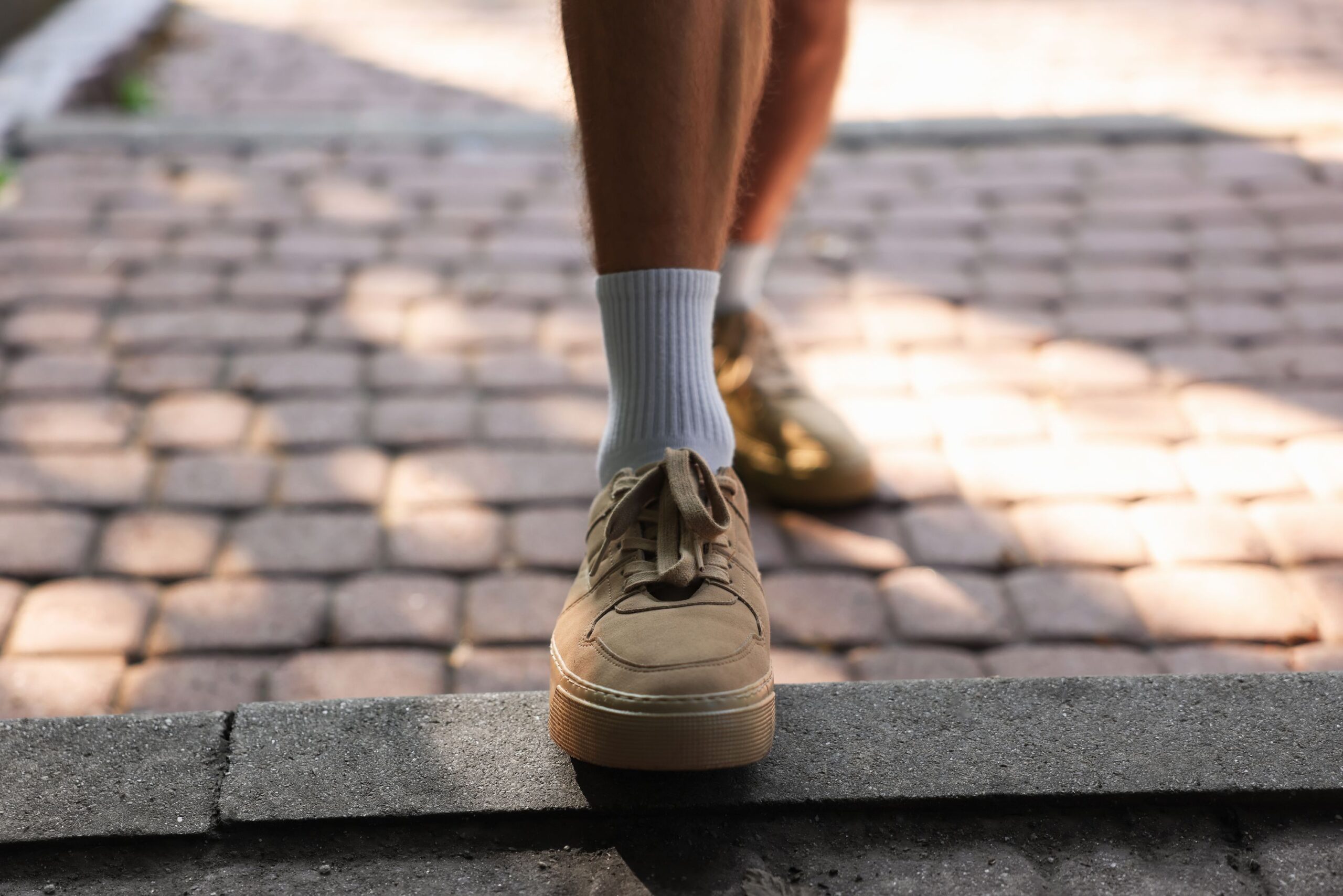 Füße eines jungen mannes, der einen Schritt nach vorn geht