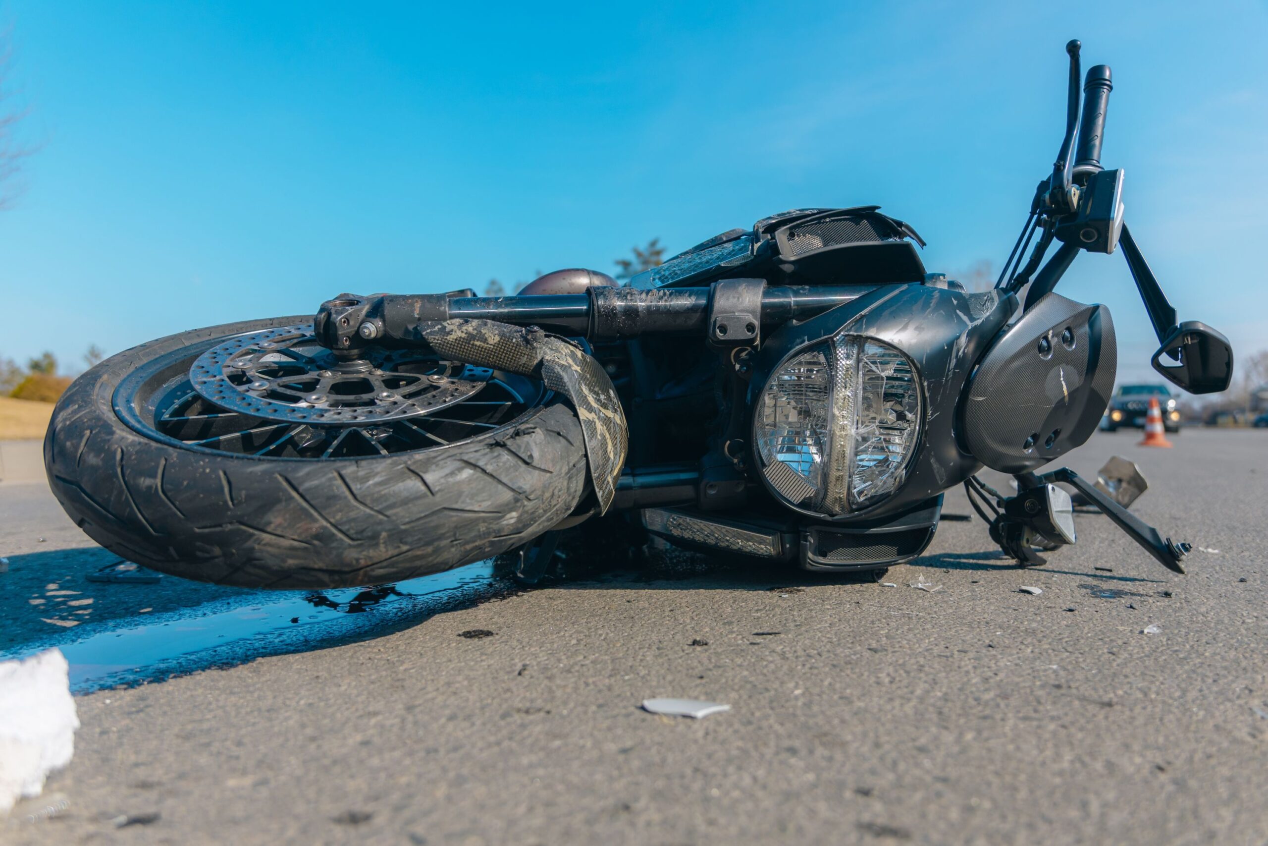 Motorrad liegt auf der Straße