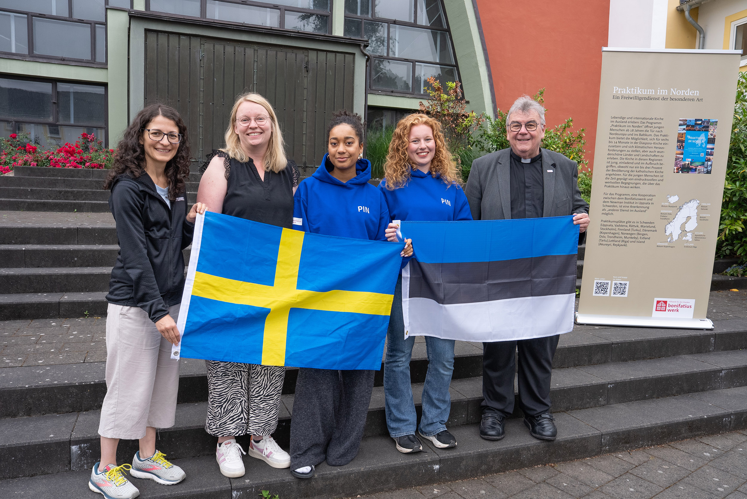 Miriam Labudda (3.v.l.) und Pia Mösenfechtel (2.v.r.) freuen sich auf seine Zeit im Ausland. Bonifatiuswerk-Generalsekretär Monsignore Georg Austen (r.) und Projektkoordinatorin Lidia Fioravanti (l.) und Projektreferentin Eva Berlage (2.v.l.) wünschen ihnen alles Gute.