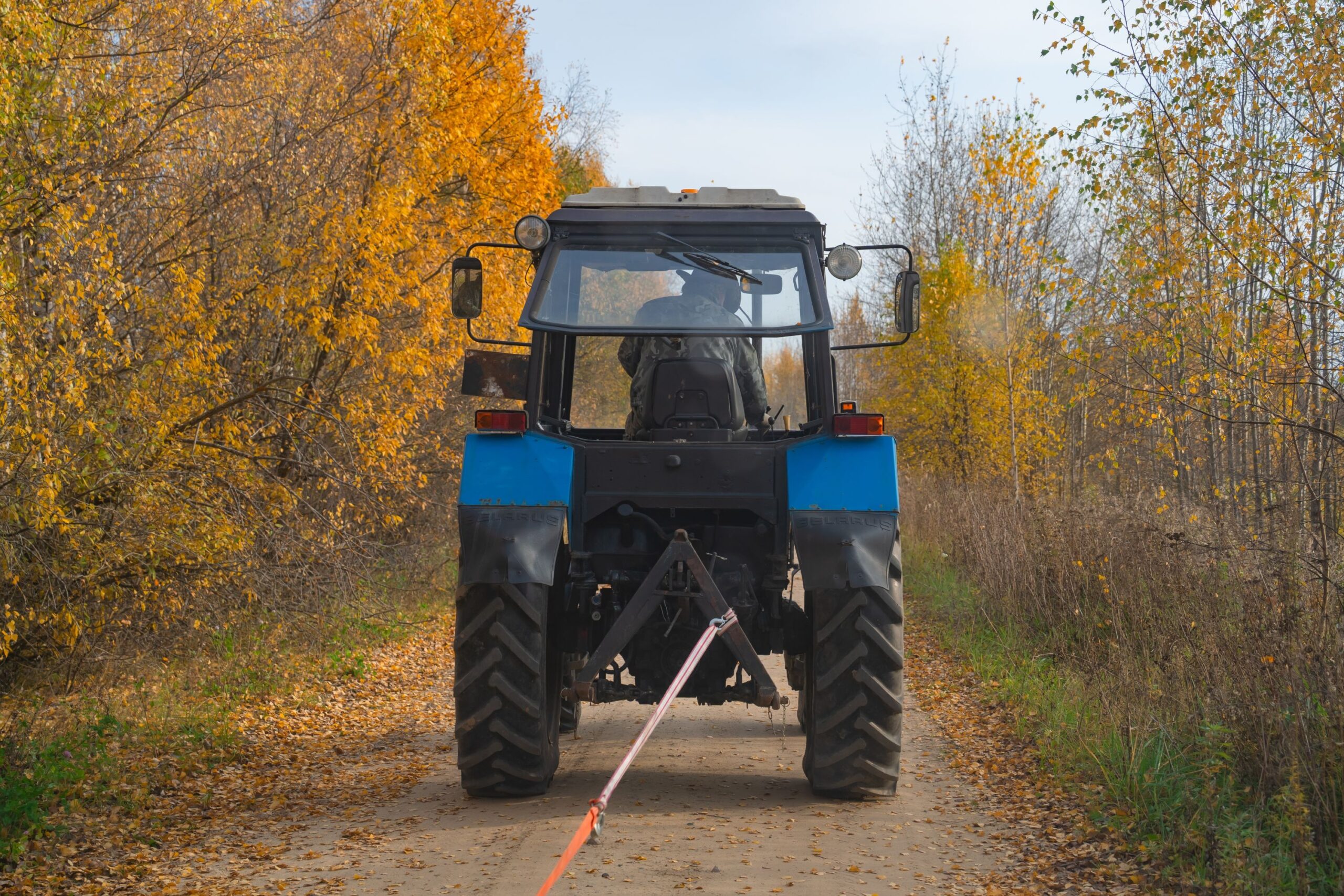 Ein Trecker schleppt ein Auto ab