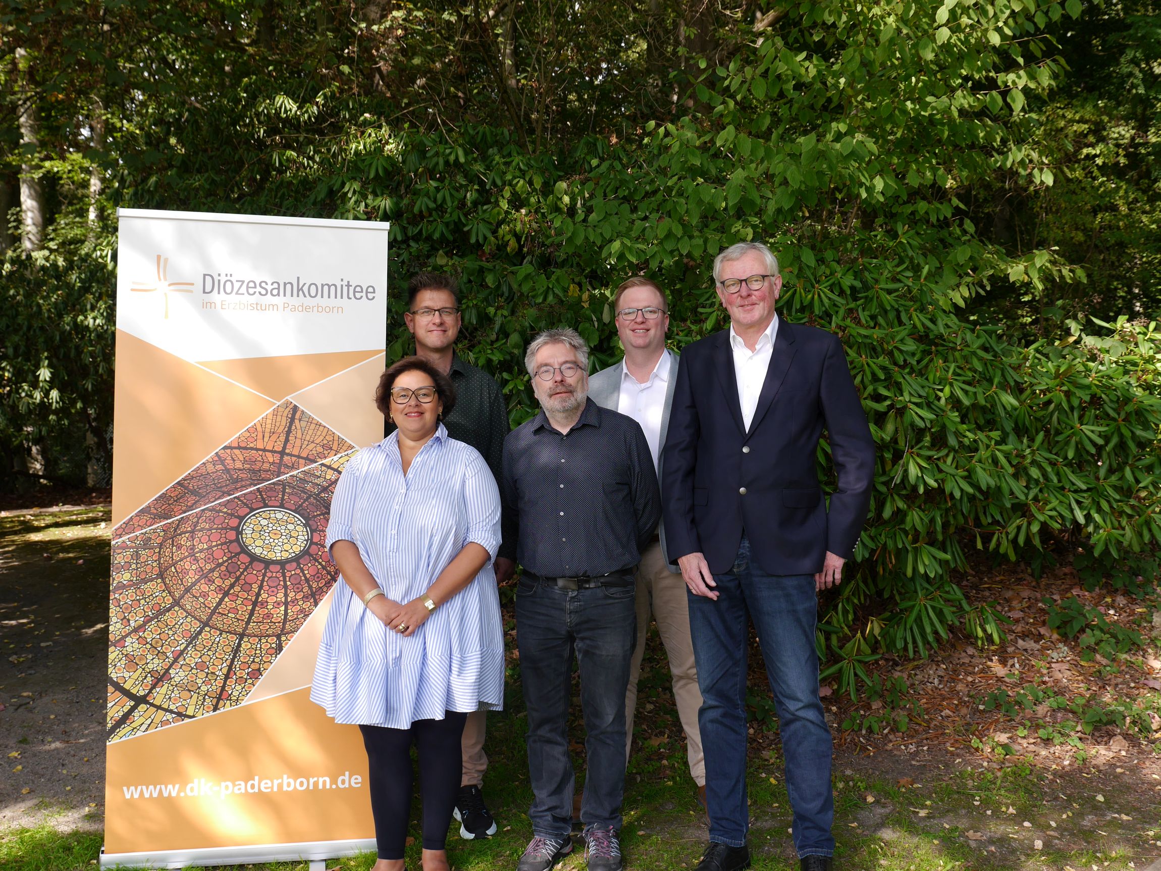Der neue Vorstand des Diözesankomitees v. l.: Vorsitzende Nadine Mersch (Borchen), André Stielicke (Winterberg), Johannes Menze (Paderborn), Vorsitzender Jan Hilkenbach (Brilon), Markus Smolin (Geseke). Gemeinsam mit der Vollversammlung werden sie in den nächsten vier Jahren die Arbeit der Laienvertretung im Erzbistum Paderborn gestalten.