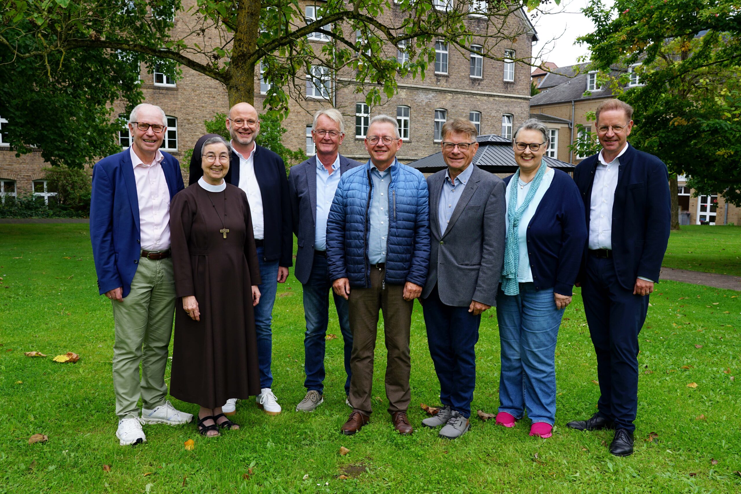 Machen auf die Gründungsversammlung des „Freundeskreises der Franziskanerinnen Salzkotten“ am 23. September um 18 Uhr aufmerksam (v.l.): Landrat a.D. Manfred Müller, Provinzoberin Schwester M. Angela Benoit, Verwaltungsdirektor Andreas Cramer, Klaus Schröder, Reinhard Kamp, Heinz Sonntag, Annette Stracke und Bürgermeister Ulrich Berger.
