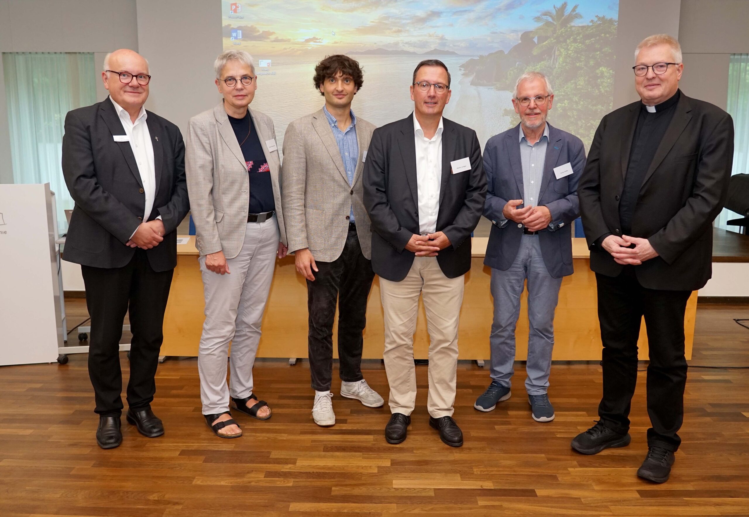 Fachtagung der Kommission für Kirchliche Zeitgeschichte des Erzbistums Paderborn in der Katholische Akademie Schwerte (v.l.): Akademiedirektor Monsignore Dr. Michael Menke-Peitzmeyer, Dr. Gisela Fleckenstein (stellv. Vorsitzende der Kommission für Kirchliche Zeitgeschichte im Erzbistum Paderborn), Dr. David Rüschenschmidt, Dr. Markus Leniger, Dr. Georg Pahlke und Generalvikar Monsignore Dr. Michael Bredeck (Paderborn). Foto: Michael Bodin / Erzbistum Paderborn