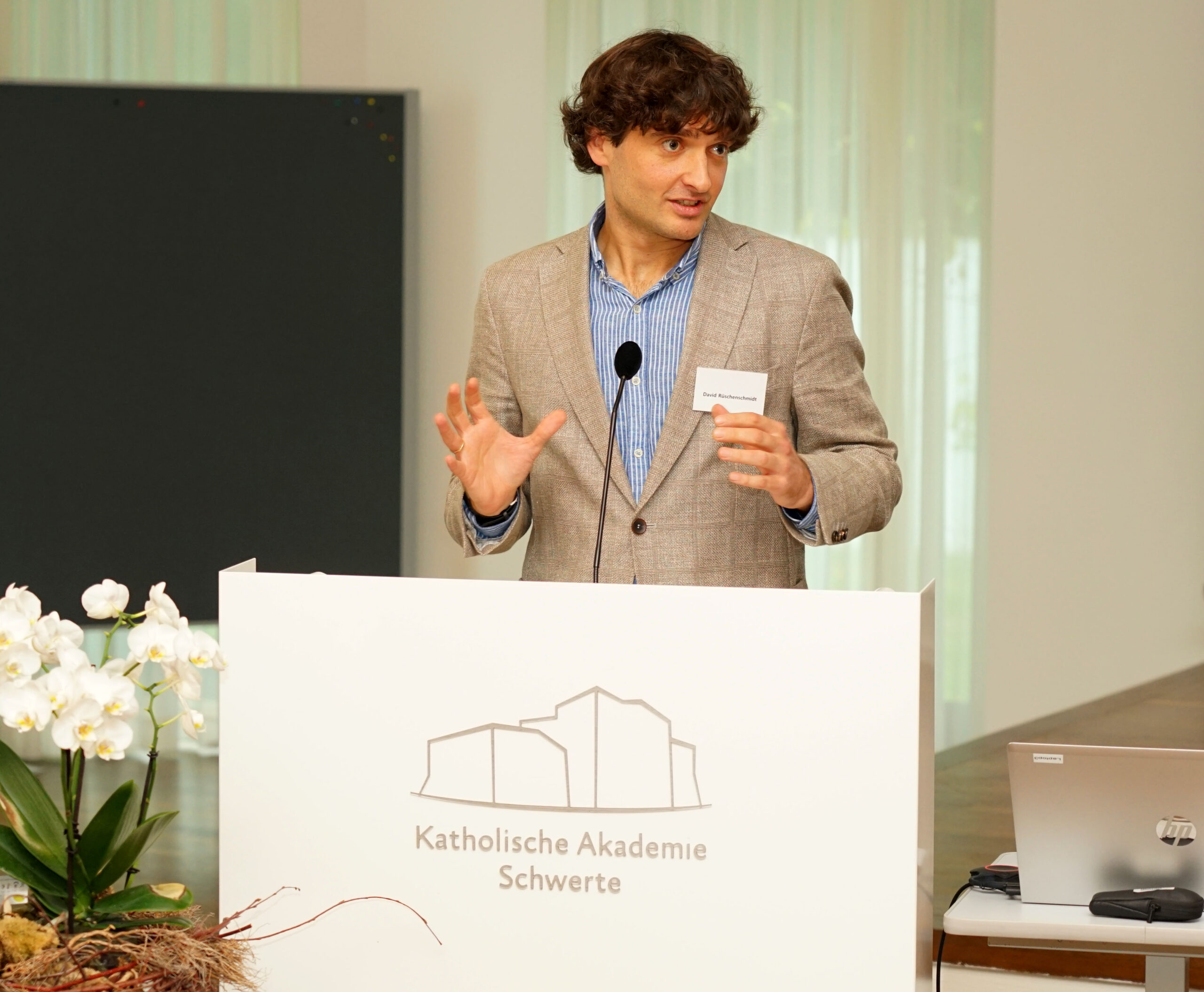 Dr. David Rüschenschmidt (Hamburg) sprach über Jugend, Studium und Vikariat von Franz Hengsbachs. Foto: Michael Bodin / Erzbistum Paderborn