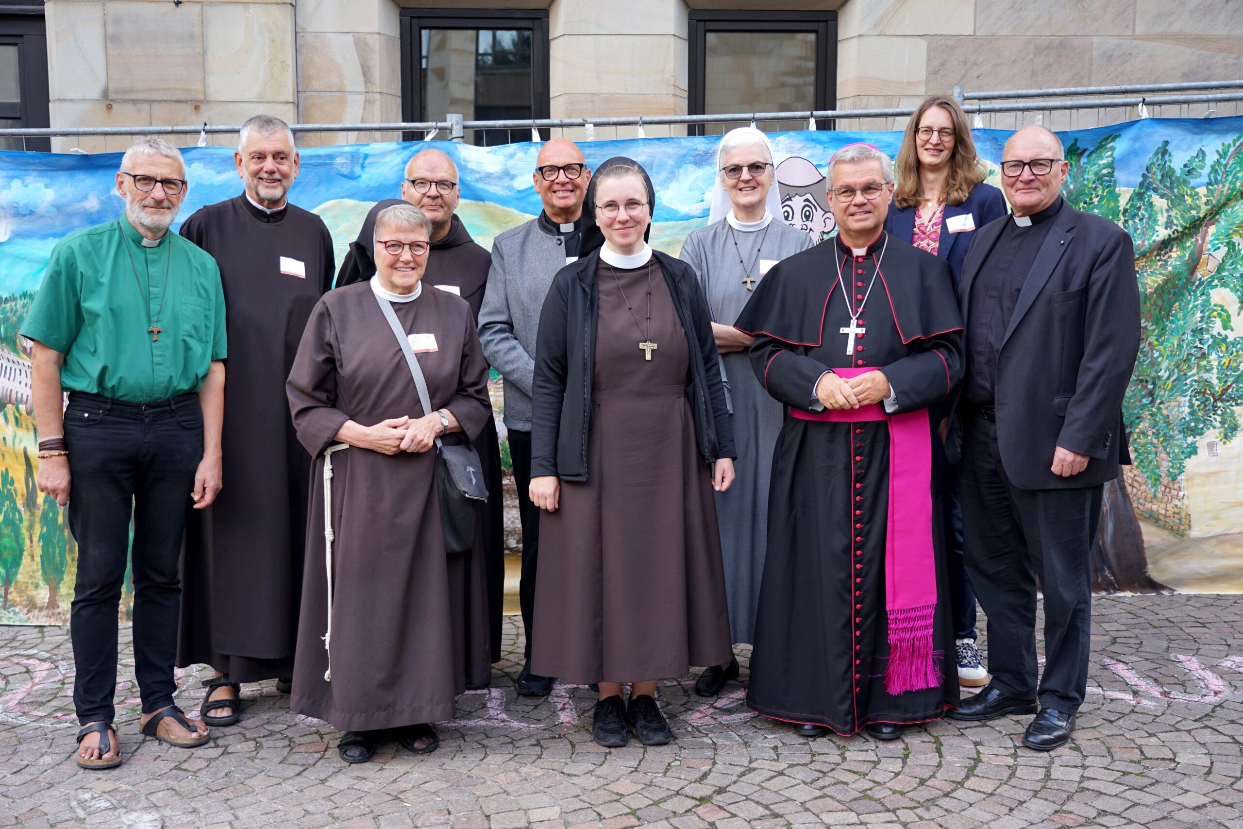 Diözesanes Franziskusfest in Dortmund (vorne v.l.): Schwester Katharina Hartleib OSF, Schwester M. Lucia Liebenau FCJM, Erzbischof Dr. Udo Markus Bentz, Propst Andreas Coersmeier. (hinten v.l.): Jeremia Lechelt ofs, Bruder Lukas Jünemann CFP, Bruder Frank Hartmann OFM, Pastor Stefan Tausch (Katholisches Forum), Schwester Marilen Arteaga OSF und Cordula Heupts (Erzbistum Paderborn). Foto: Michael Bodin / Erzbistum Paderborn