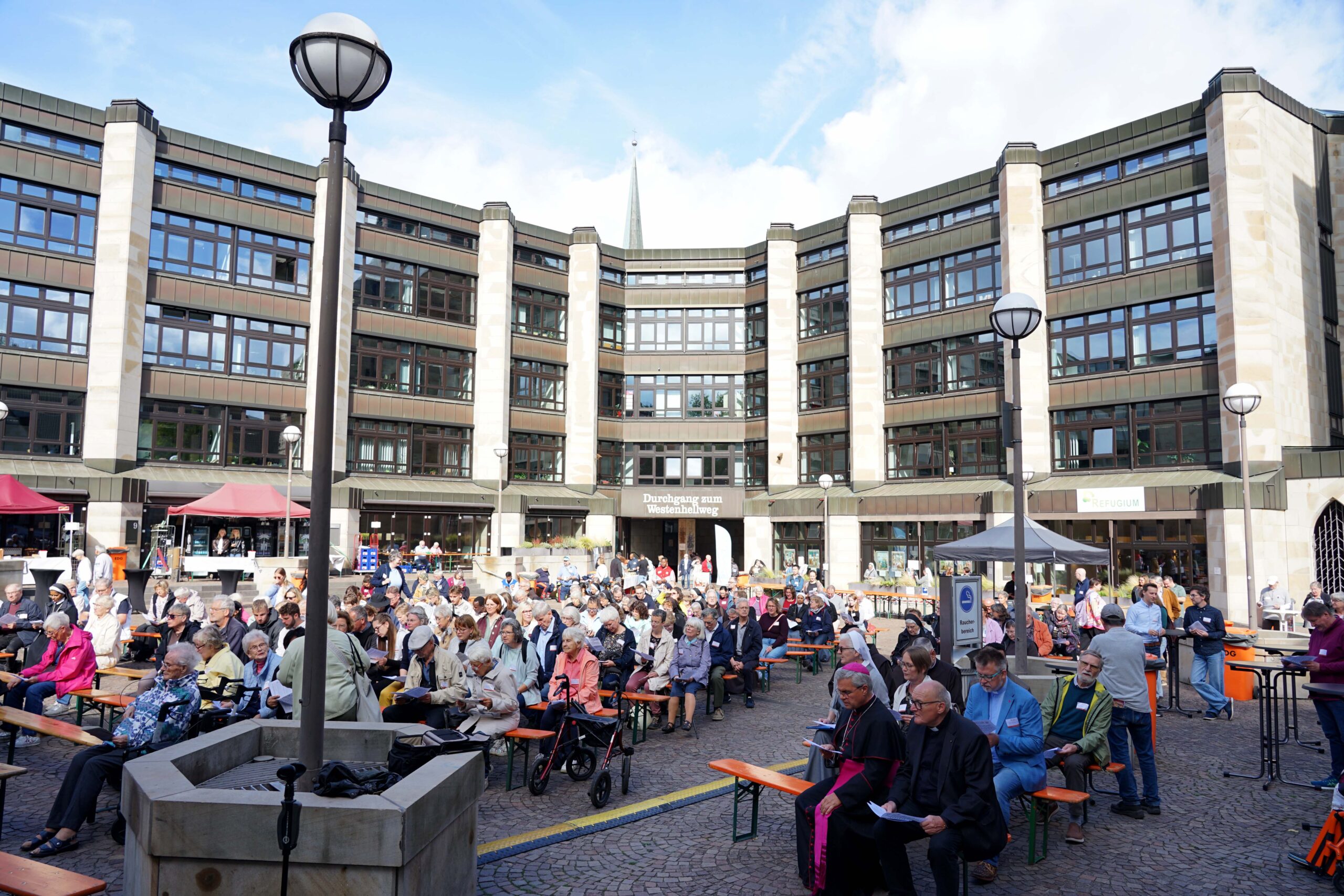 Bei schönem Wetter war am Samstag der Propsteihof in Dortmund zum Diözesanen Franziskusfest gut besucht. Foto: Michael Bodin / Erzbistum Paderborn