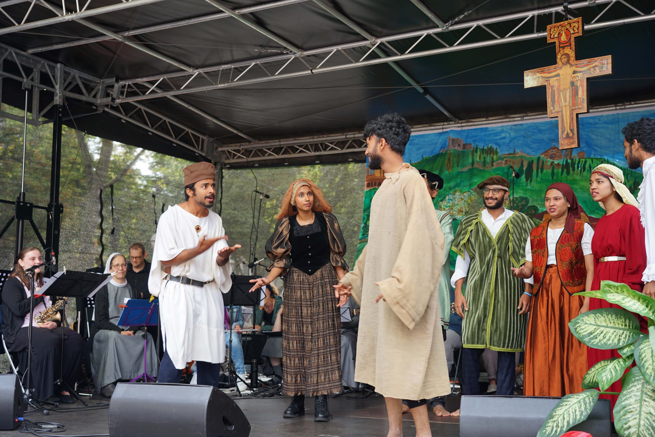 Die Gruppe „Jesus Youth“ setzte beim Franziskusfest in Dortmund das Leben und die Berufung des heiligen Franzikus in Szene. Foto: Michael Bodin / Erzbistum Paderborn