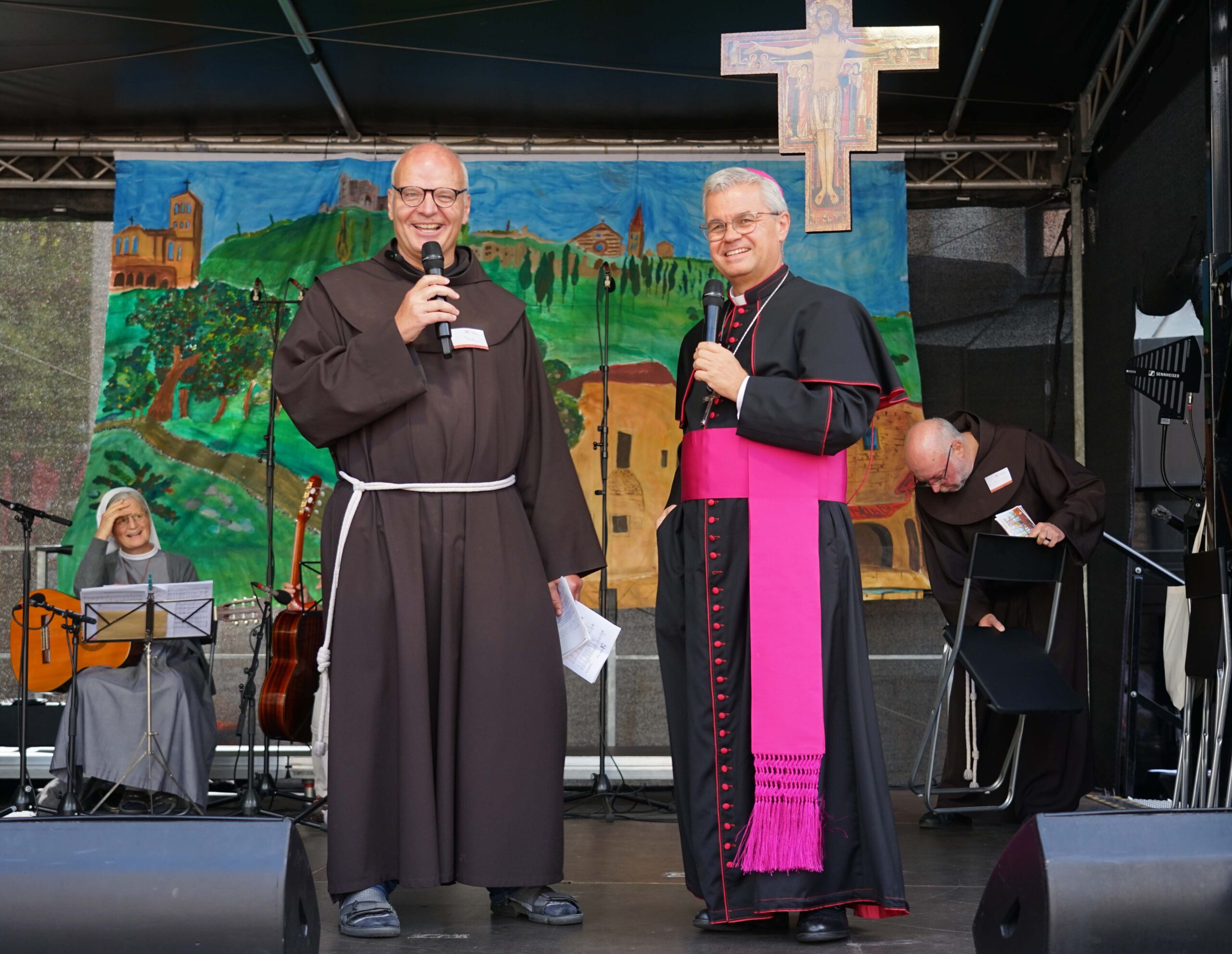 Bruder Frank Hartmann OFM im Gespräch mit Erzbischof Dr. Udo Markus Bentz beim Franziskusfest in Dortmund. Foto: Michael Bodin / Erzbistum Paderborn