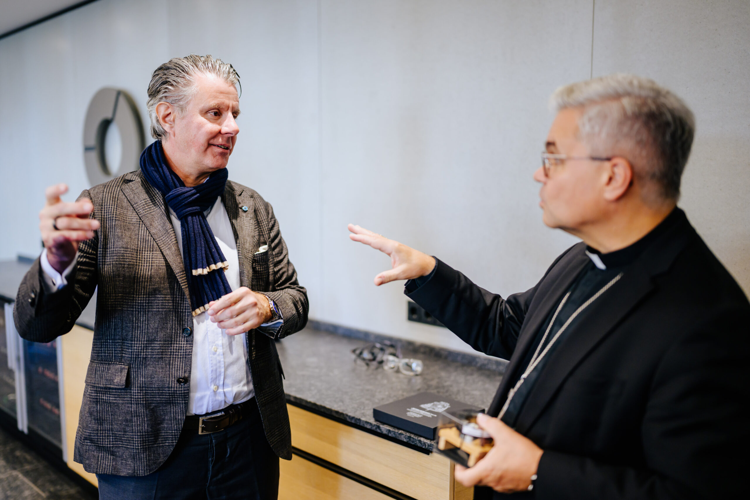 Erzbischof Dr. Udo Markus Bentz im Gespräch mit Bilstein-CEO Marc T. Oehler.