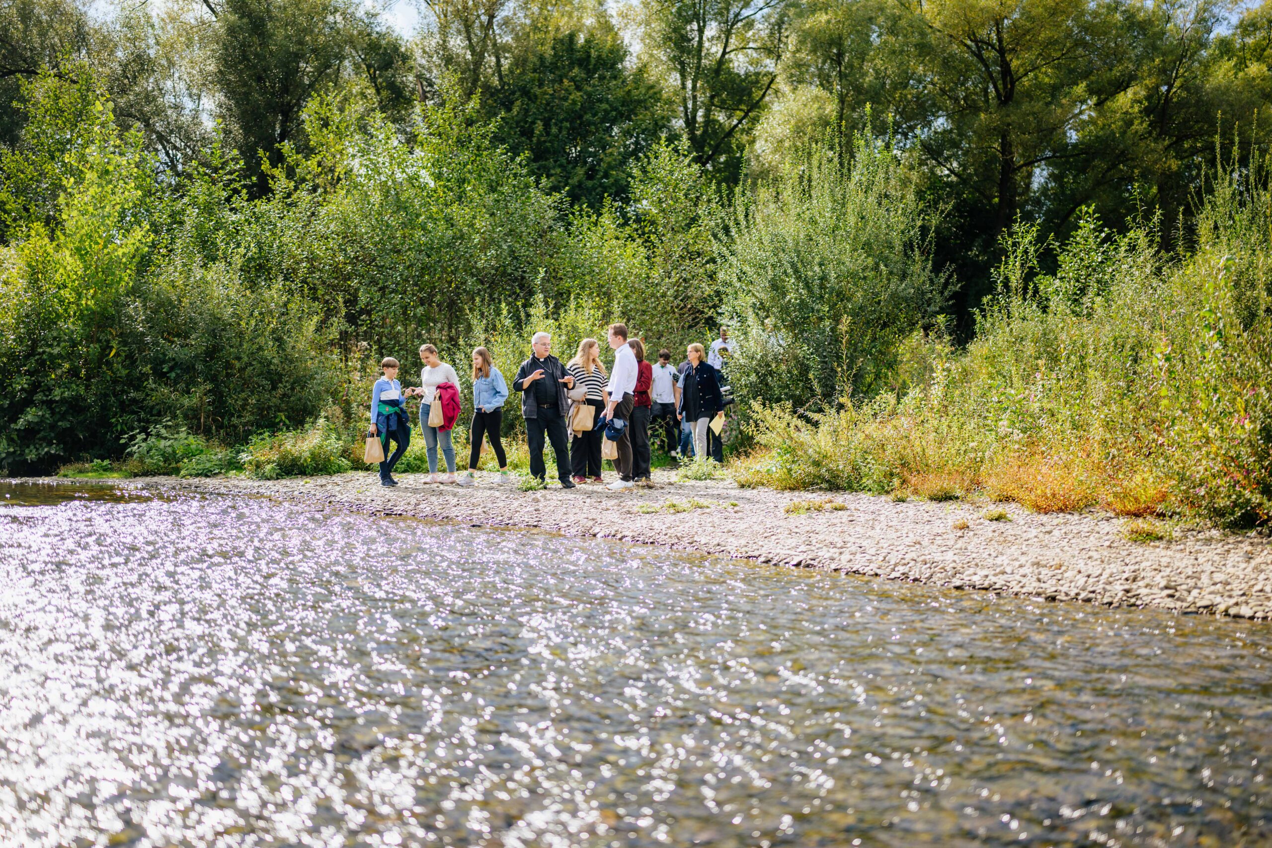 Erzbischof Bentz und Schülerinnen und Schüler der Hildegardis-Schule Hagen an der Lenne.