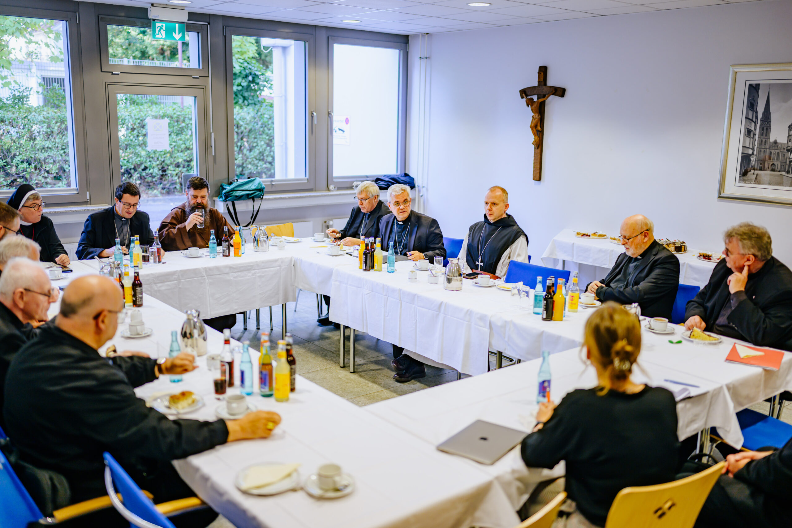 Die Bischöfe aus Nordeuropa zu Gast in Herne (von links): Bischof Teemu Sippo em., Bischof Fredrik Hansen, Sr. Anna Mirijam Kaschner (Generalsekretärin der NBK), Bischof Raimo Ramón Goyarrola Belda, Bischof David Tencer, Oberbürgermeister Dr. Frank Dudda (Herne), Kardinal Anders Arborelius, Bischof Erik Varden (Vorsitzender der NBK), Erzbischof Dr. Udo Markus Bentz, Bischof Peter Bürcher em., Bischof Czesław Kozon, Erzbischof Julio Murat, Apostolischer Nuntius in den skandinavischen Ländern, Bonifatiuswerk-Generalsekretär Msgr. Georg Austen, Bischof Berislav Grgić und Pfr. Dr. Nils Petrat aus St. Dionysius in Herne.