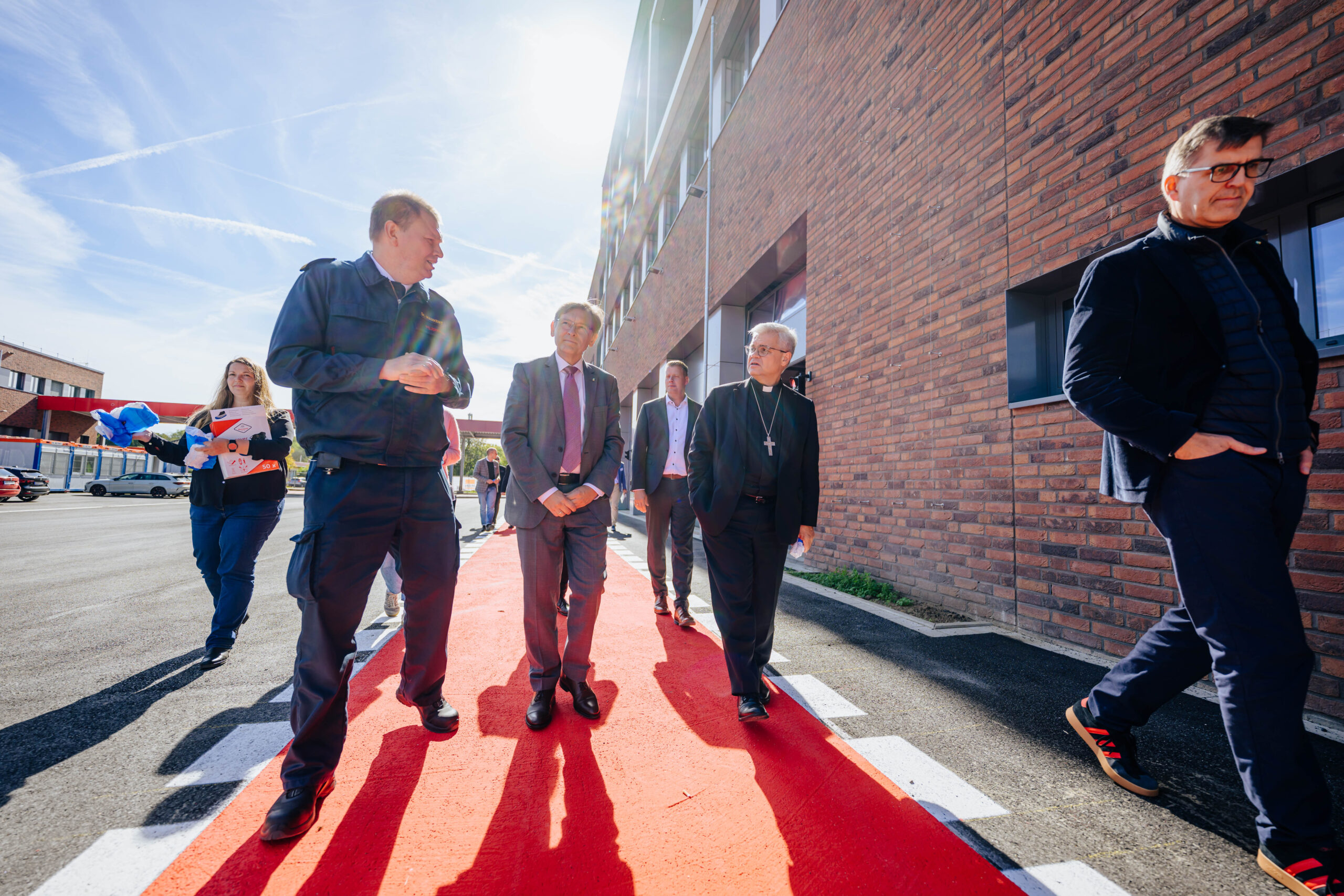 Erzbischof Bentz besucht die neu entstehende Feuer- und Rettungswache in Herne.