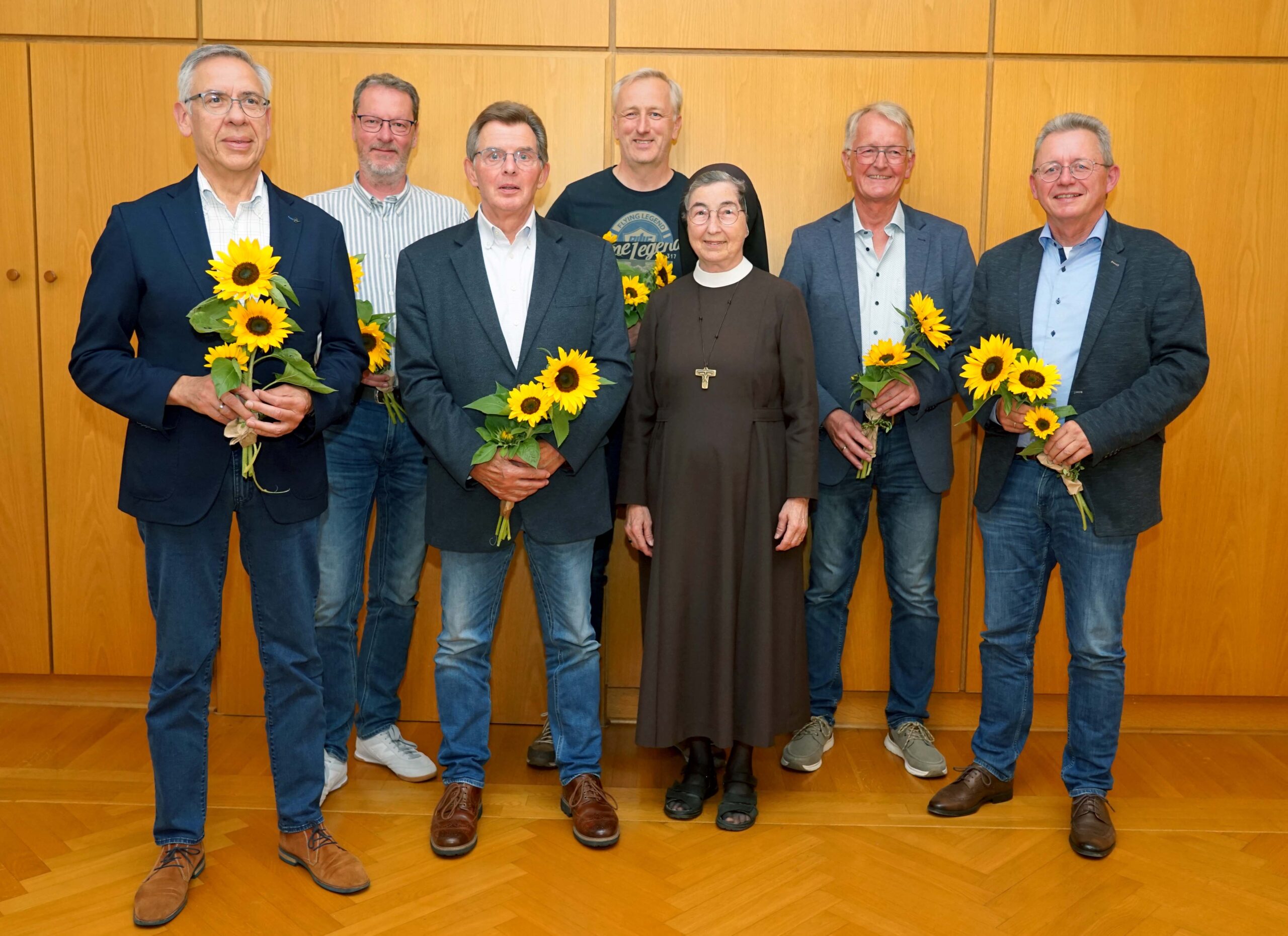 Gründungs-Vorstand gewählt (v.l.): Heinz Kleine (Kassierer), Andreas Gehlhaus (Beisitzer), Matthias Wagener (Beisitzer), Martin Henke (Beisitzer), Provinzoberin Schwester M. Angela Benoit, Klaus Schröder (1. Vorsitzender)und Reinhard Kamp (2. Vorsitzender). Foto: Michael Bodin / fcjm-presse