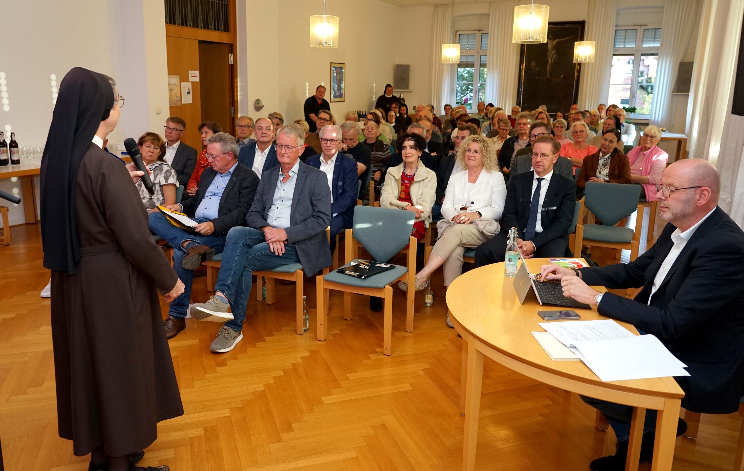 Provinzoberin Schwester M. Angela Benoit konnte am Mittwochabend im Mutterhaus der Franziskanerinnen sehr viele Menschen willkommen heißen, die sich im neuen Verein „Freundeskreis der Franziskanerinnen Salzkotten“ engagierenmöchten. Foto: Michael Bodin / fcjm-presse
