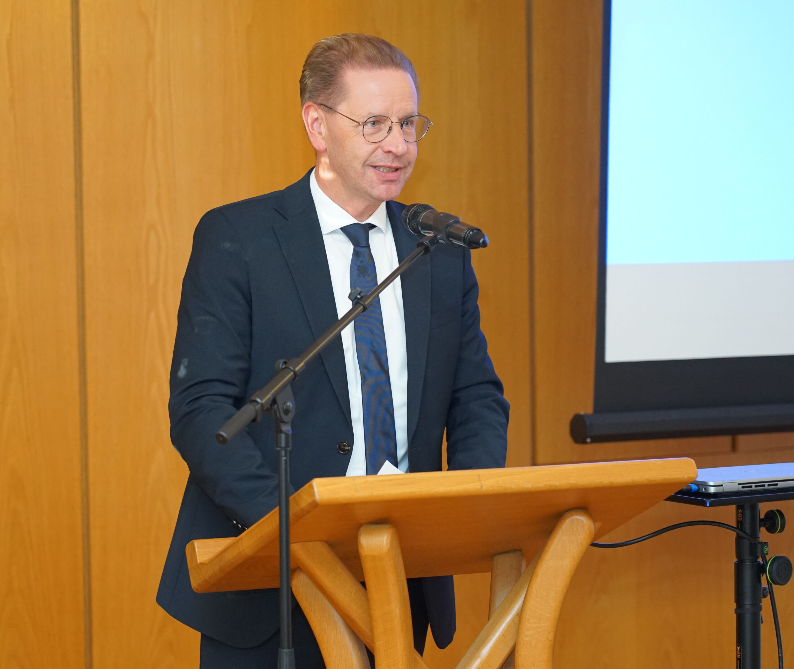 Bürgermeister Ulrich Berger begrüßte die Anwesenden bei der Gründung des Freundeskreises der Franziskanerinnen Salzkotten. Foto: Michael Bodin / fcjm-presse