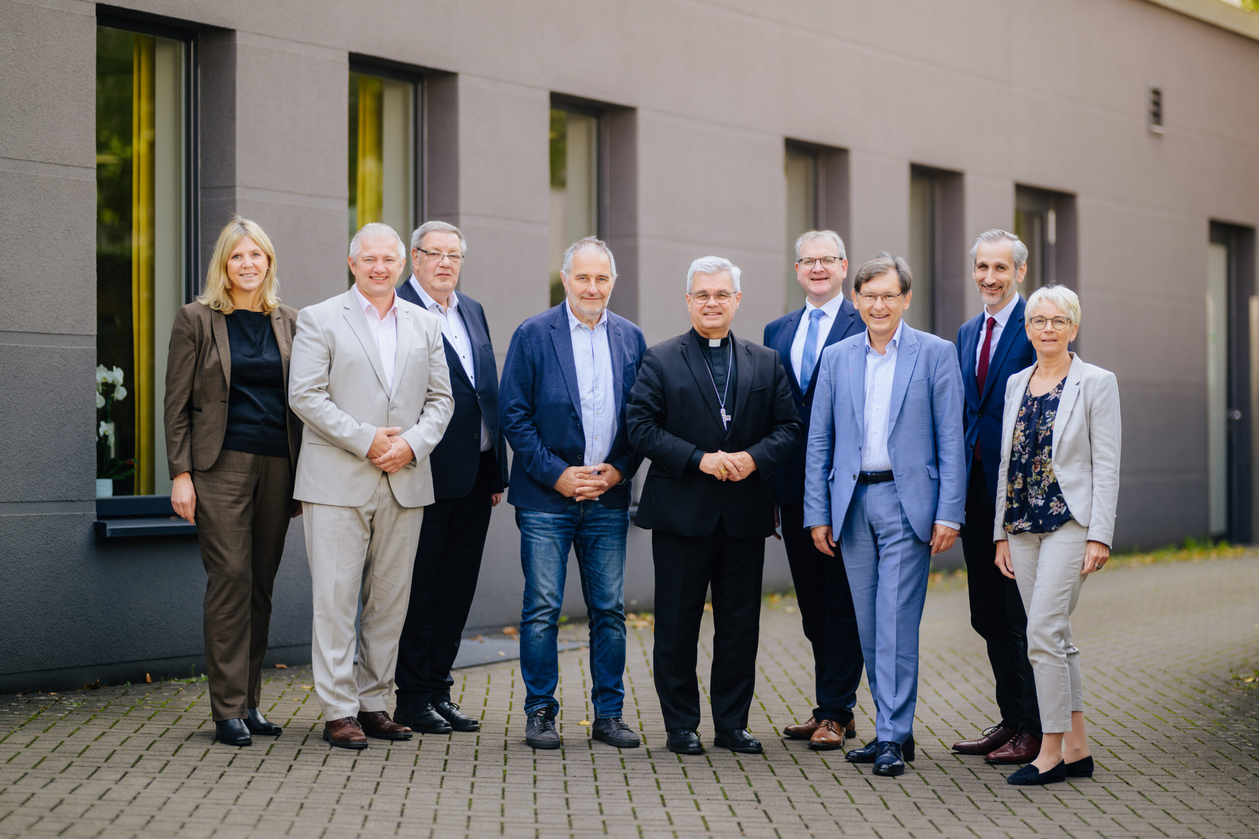 Welche Themen beschäftigten die Menschen in der Region? Welche Erwartungen gibt es an die katholische Kirche? Über diese und noch mehr Fragen diskutierten Bürgermeister der Region und Verantwortliche aus dem Erzbistum Paderborn: (von links) Heike Meyer, Bereichsleitung Kommunikation im Erzbischöflichen Generalvikariat, Wittens Bürgermeister Dirk Leistner, Bürgermeister Hans-Günter Draht aus Wetter, Ralf Quardt, Bürgermeister von Hagen, Erzbischof Dr. Udo Markus Bentz, Marcus Baumann-Gretza, Bereichsleitung Recht im Erzbischöflichen Generalvikariat, der Oberbürgermeister von Herne, Dr. Frank Dudda, Benedikt Bohn, Stellv. Bereichsleitung Schule und Hochschule im Erzbischöflichen Generalvikariat, die Beigeordnete der Stadt Herdecke, Bettina Bothe