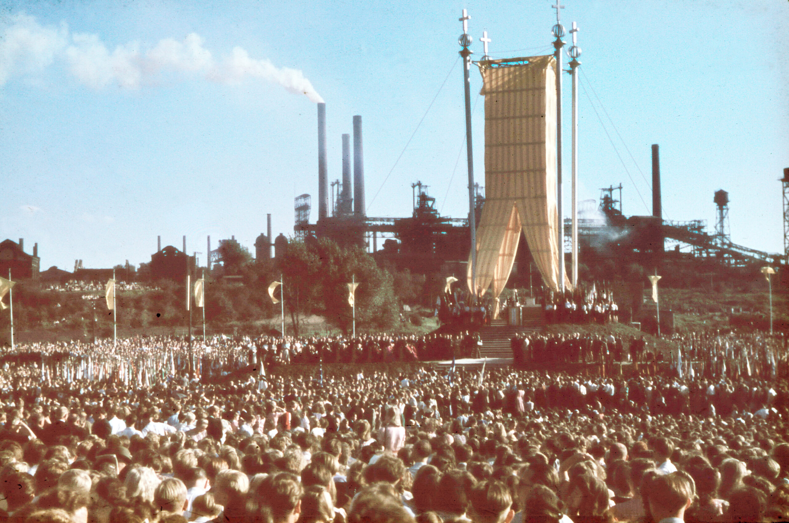 Blick auf den großen Platz des Katholikentages 1949, der mit Menschen gesäumt ist.