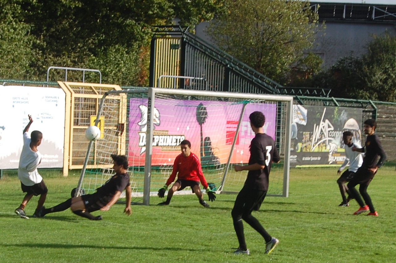 Somalia Paderborn (schwarze Trikots) verteidigt in ihrem letzten Spiel ein 0:0, um das interkulturelle Fußballturnier zu gewinnen.