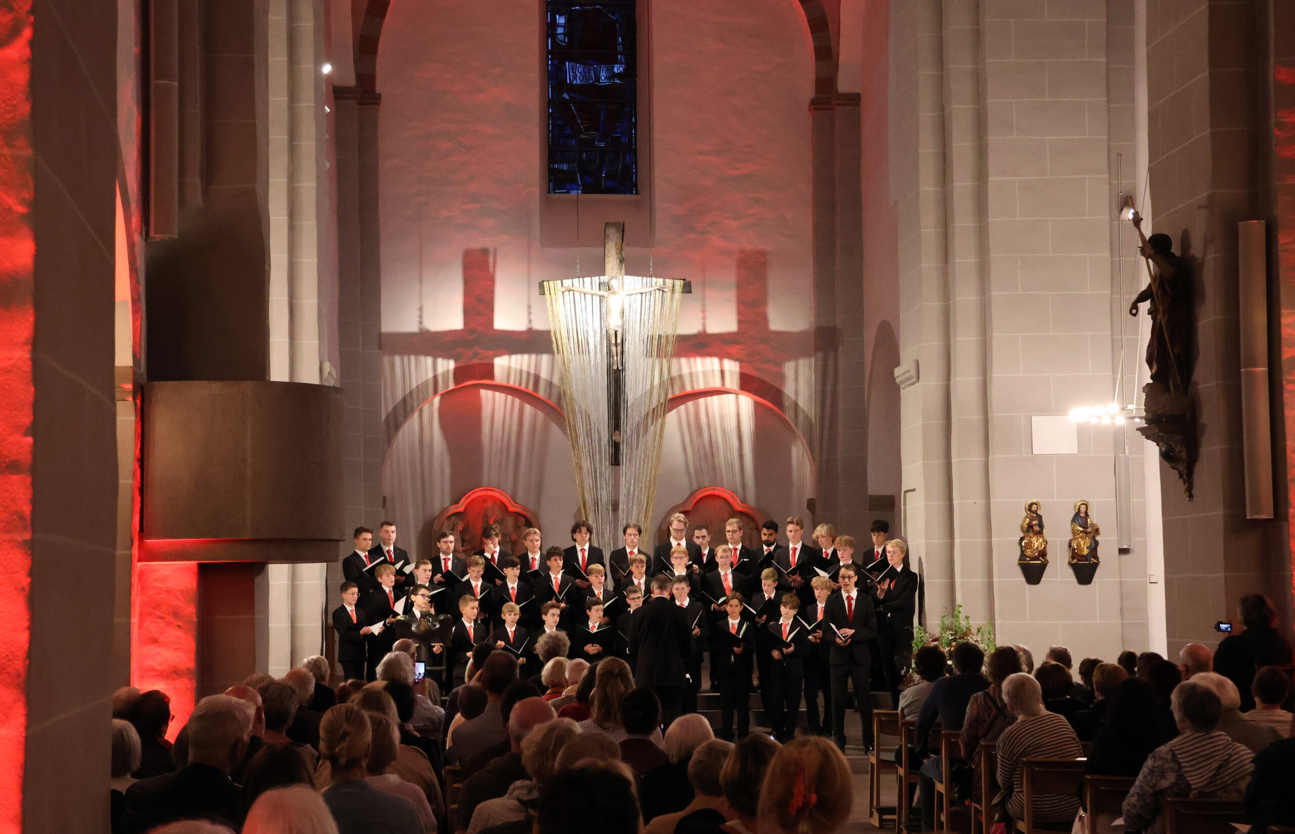 Der Paderborner Domchor unter der Leitung von Domkapellmeister Thomas Berning begeisterte die Gäste einige Male – wie hier in der Gaukirche.