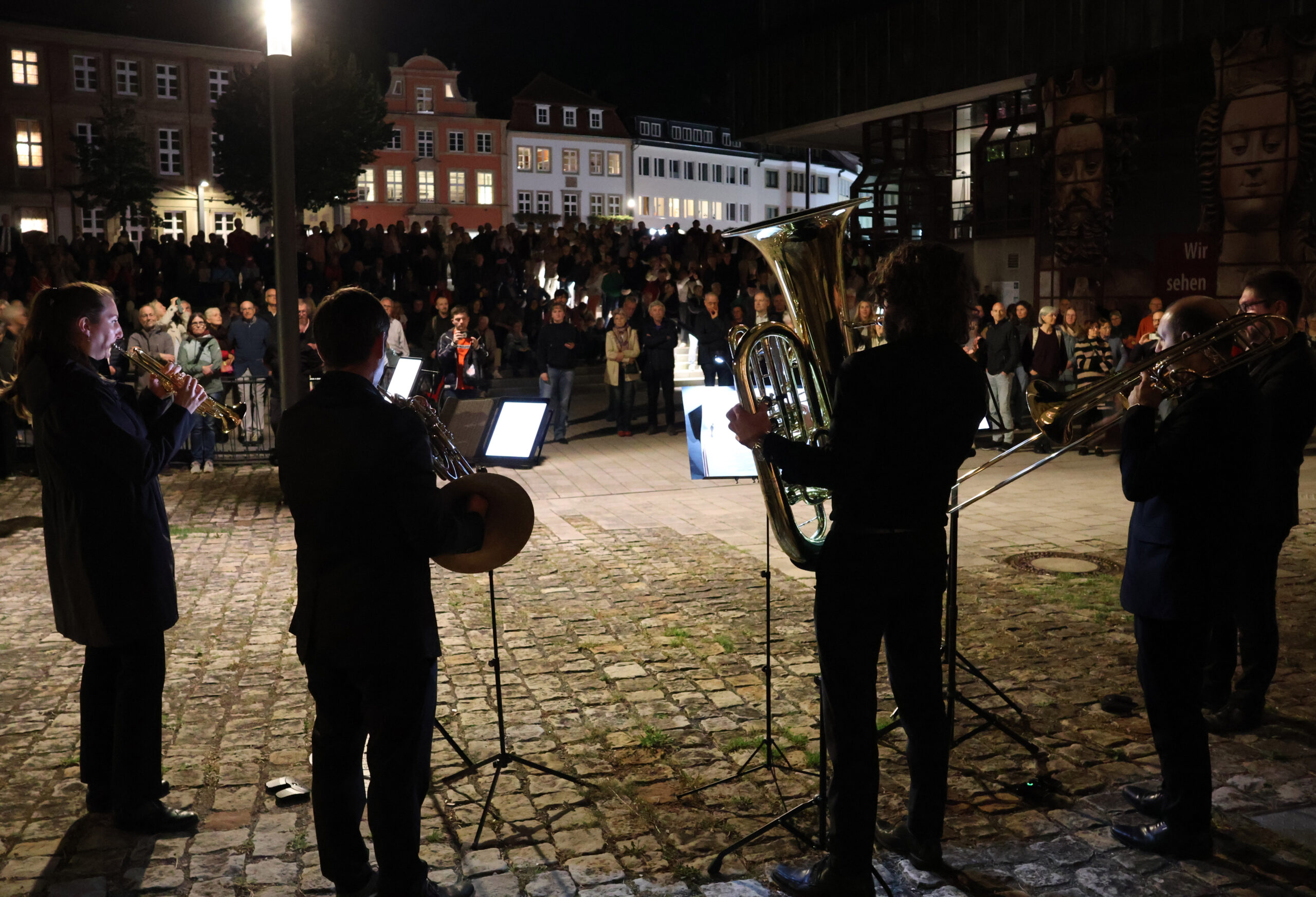 22:00 Uhr am Paradiesportal: Hunderte Gäste lauschten den Paderborner Dombläsern.