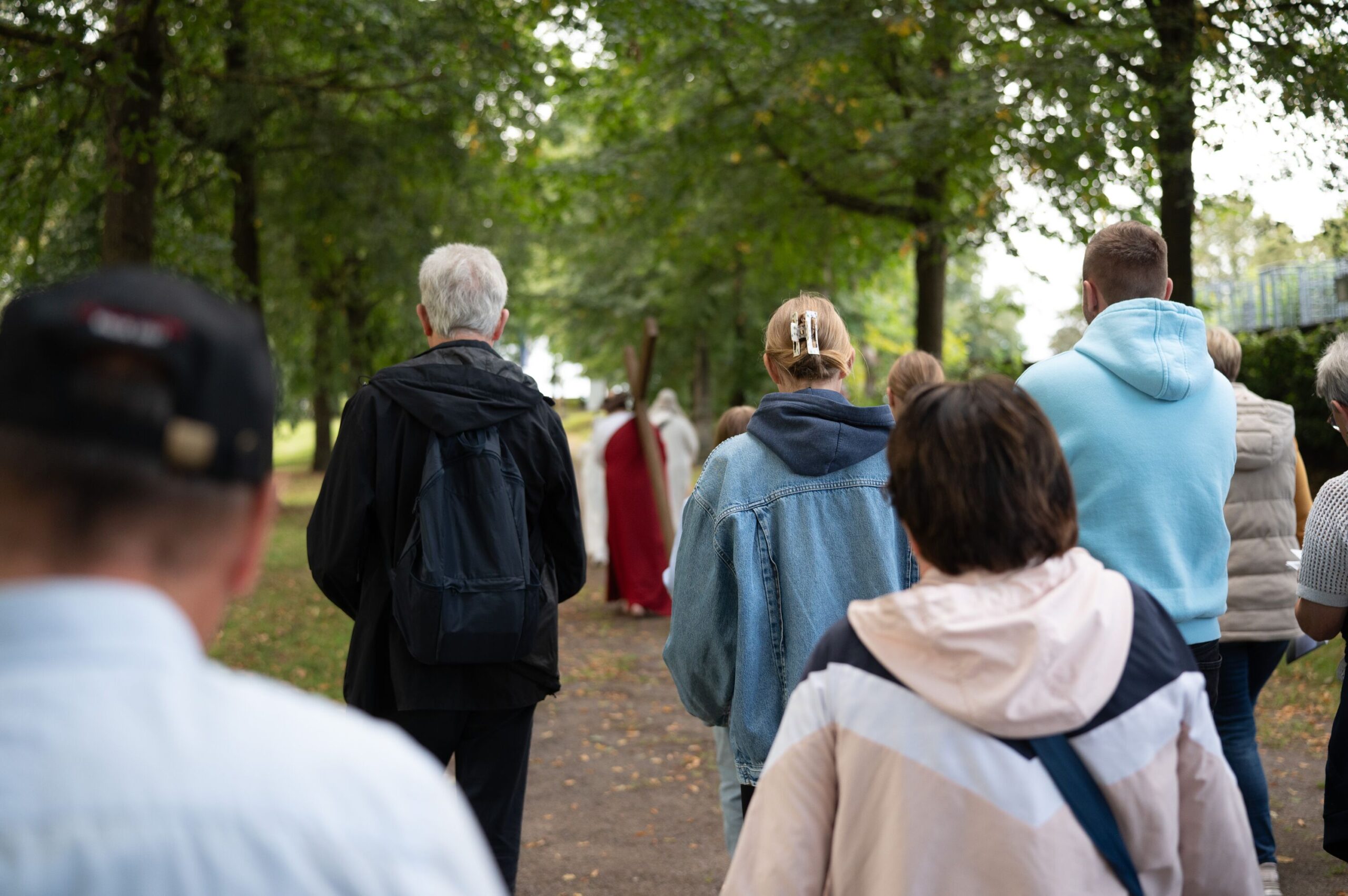 Die Besucherinnen und Besucher ziehen während er Mysterienspiele mit Jesus zum Kreuz.