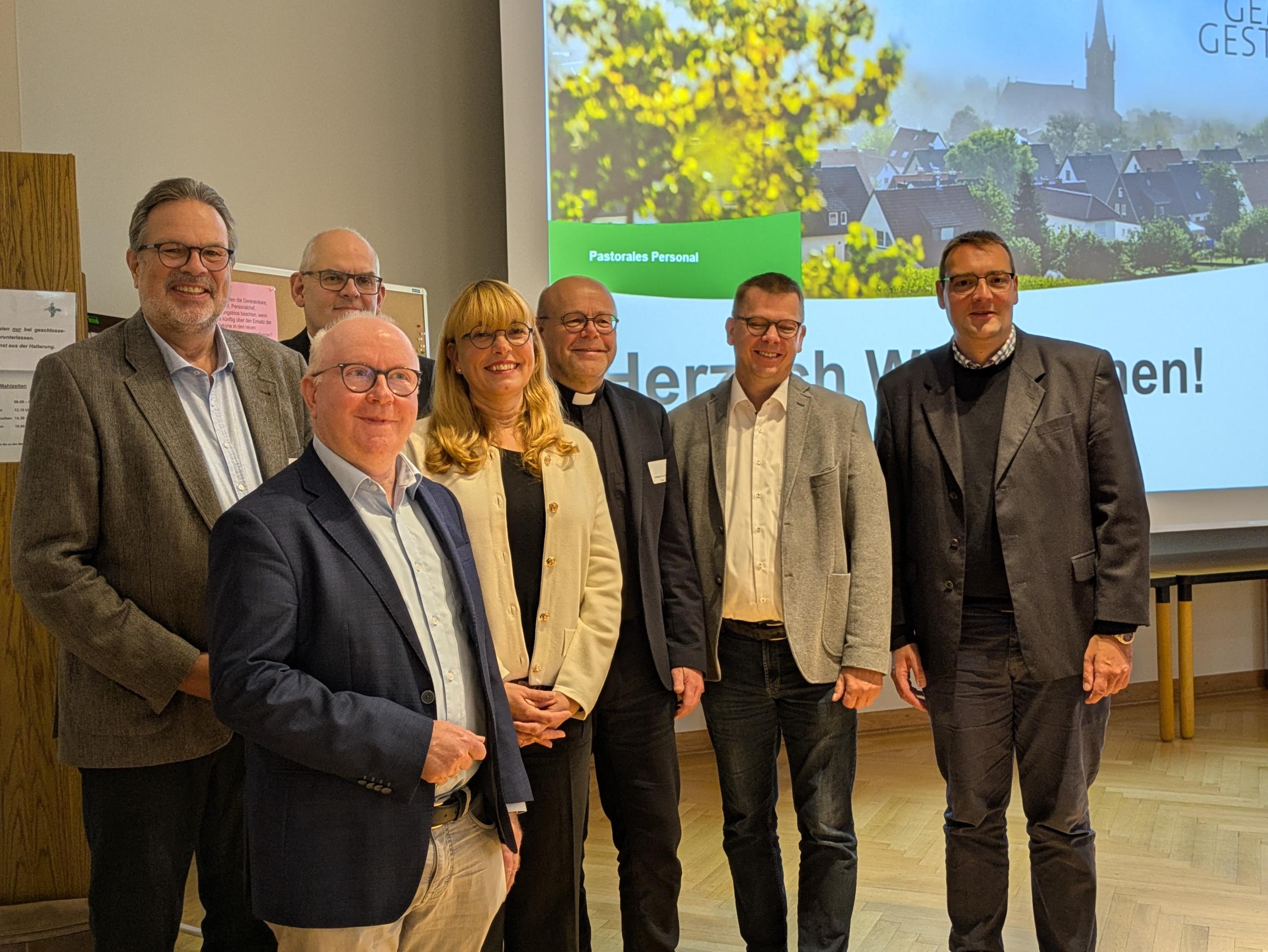 Die Jahrestagung der Diakone zur Immobilienstrategie des Erzbistums Paderborn begleiteten (v.l.n.r) Diakon Thomas Huneke, Diözesansprecher, Dr. Dirk Lenschen, Team Immobilienberatung, Diakon Thomas Rickert, Diakonenrat, Carmen Matery-Meding, Diözesanbaumeisterin, Pastor Andreas Kreutzmann, Diözesanbeauftragter, Diakon Jürgen Franke, stellv. Diözesansprecher, Diakon Stefan Nagels, Referent