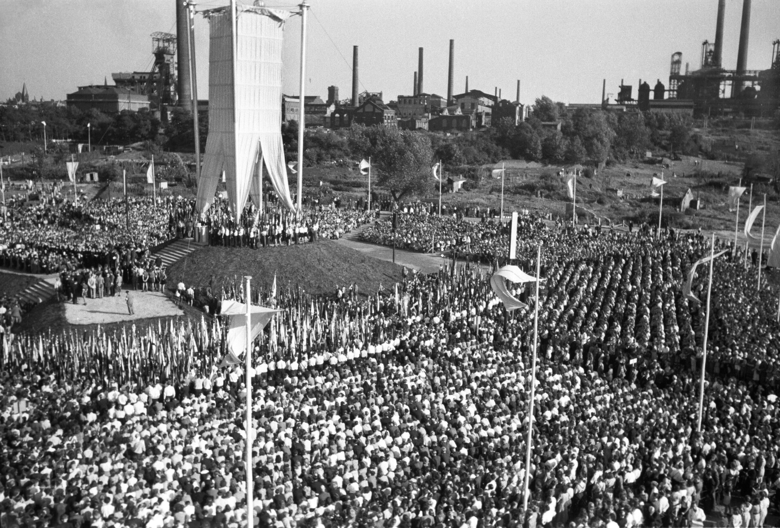 Blick auf den eigens eingerichteten Festplatz in Hamme mit dem Altar, im Hintergrund die Hochöfen des Bochumer Vereins sowie der Förderturm der Zeche Präsident