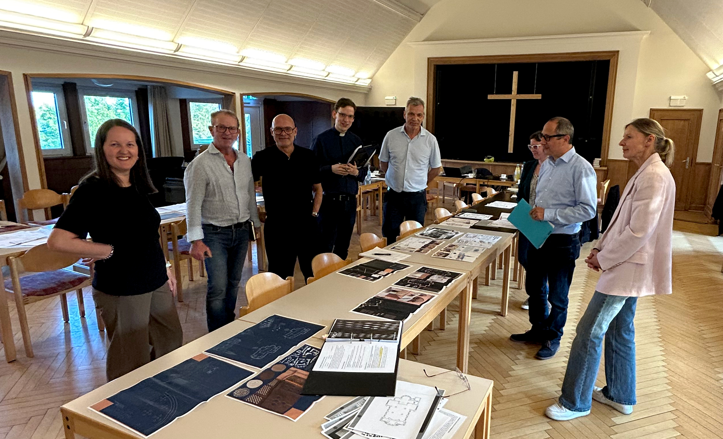 Die Fachjury – besetzt mit Architekten, Denkmalschützern und Gemeindevertretern – bei der intensiven Diskussion und Begutachtung der eingereichten Architekturmodelle.