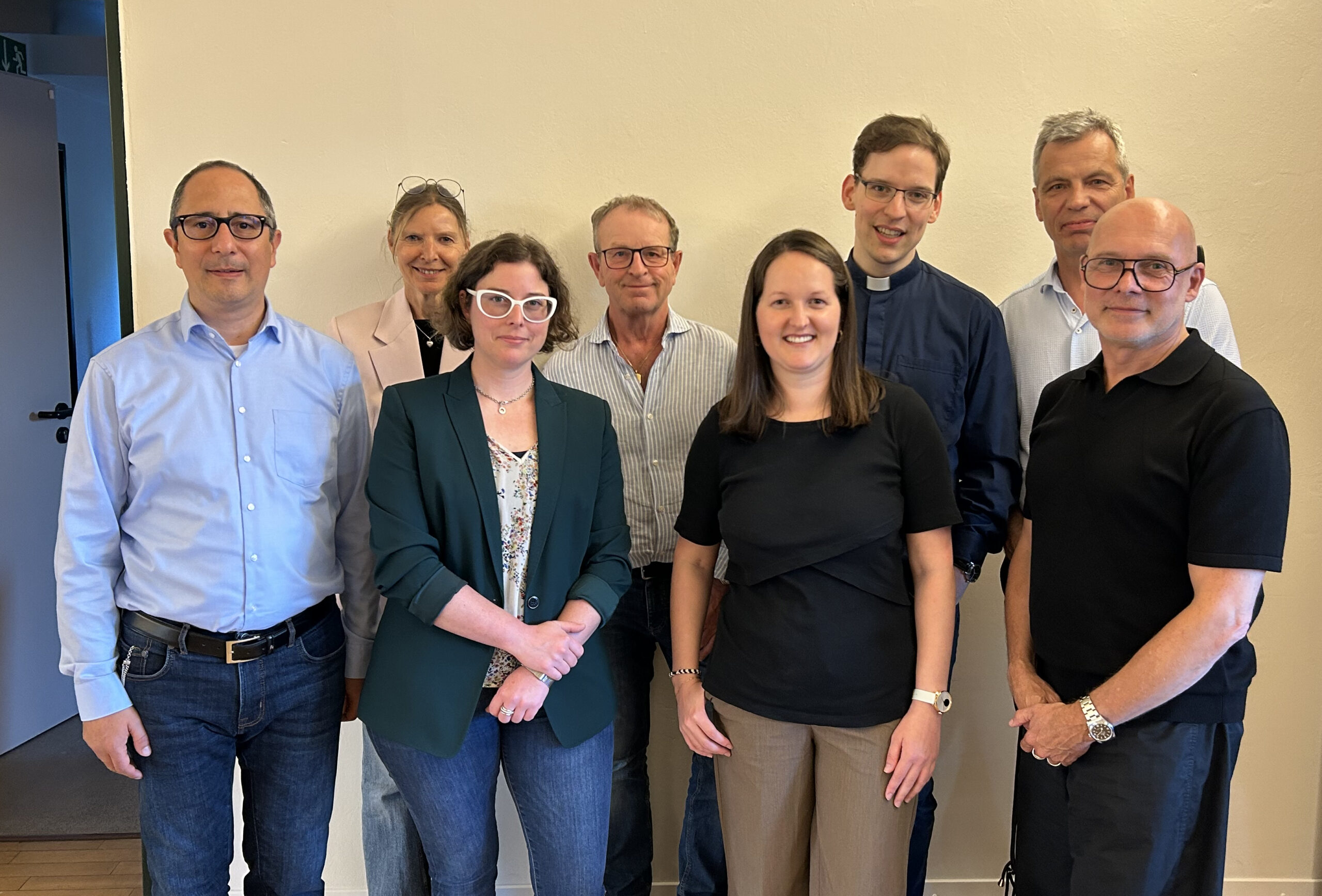 Die Fachjury – besetzt mit Architekten, Denkmalschützern und Gemeindevertretern – bei der intensiven Diskussion und Begutachtung der eingereichten Architekturmodelle.