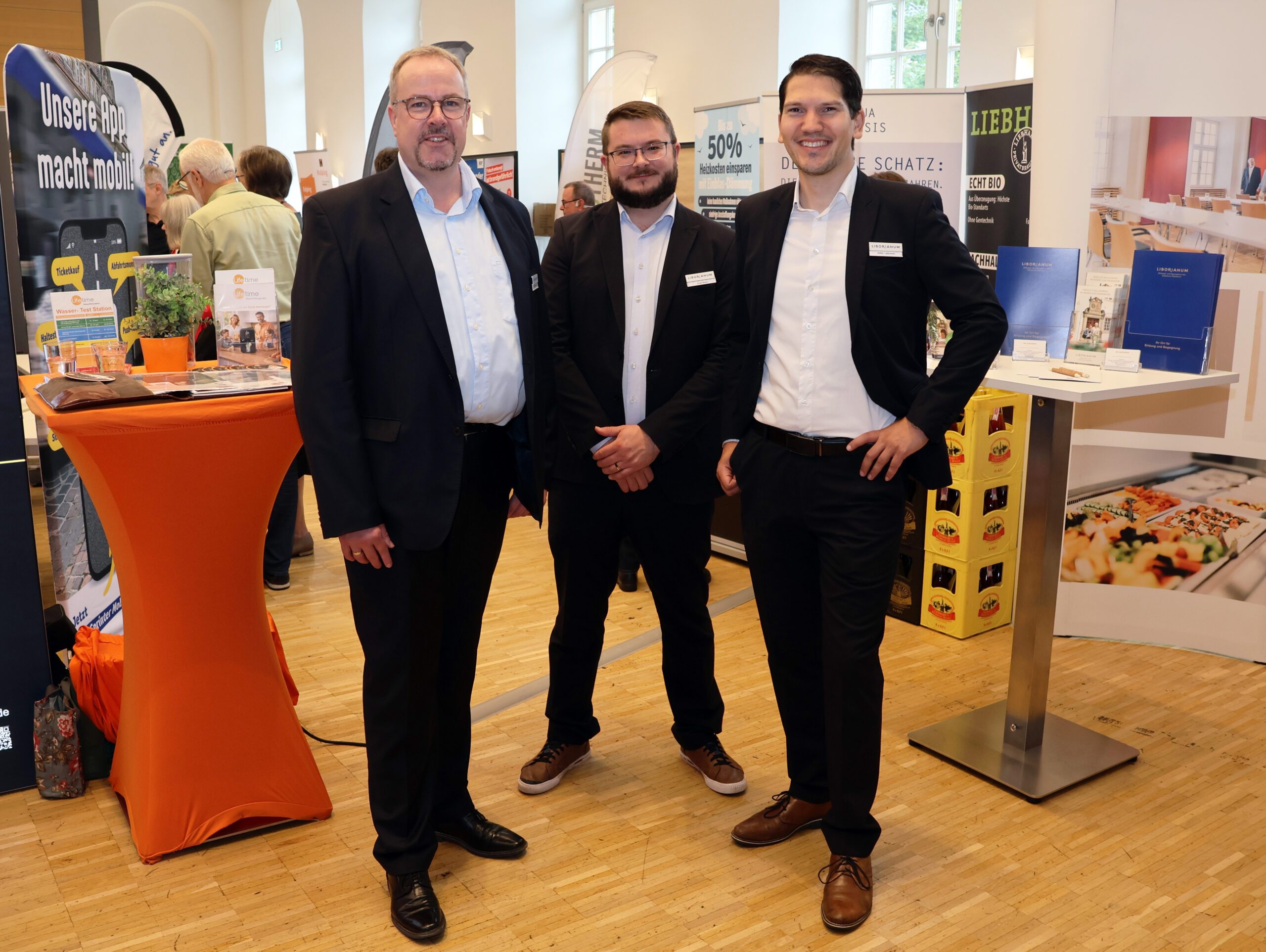 V. l.: Ludger Henneken (Leitung Tagungshaus), Andre Moser (Mitarbeiter Tagungshaus) und Stefan Laskowski (Stellvertretende Leitung Tagungshaus) sind mit dem Interesse an der 4. LIBOFAIR zufrieden.