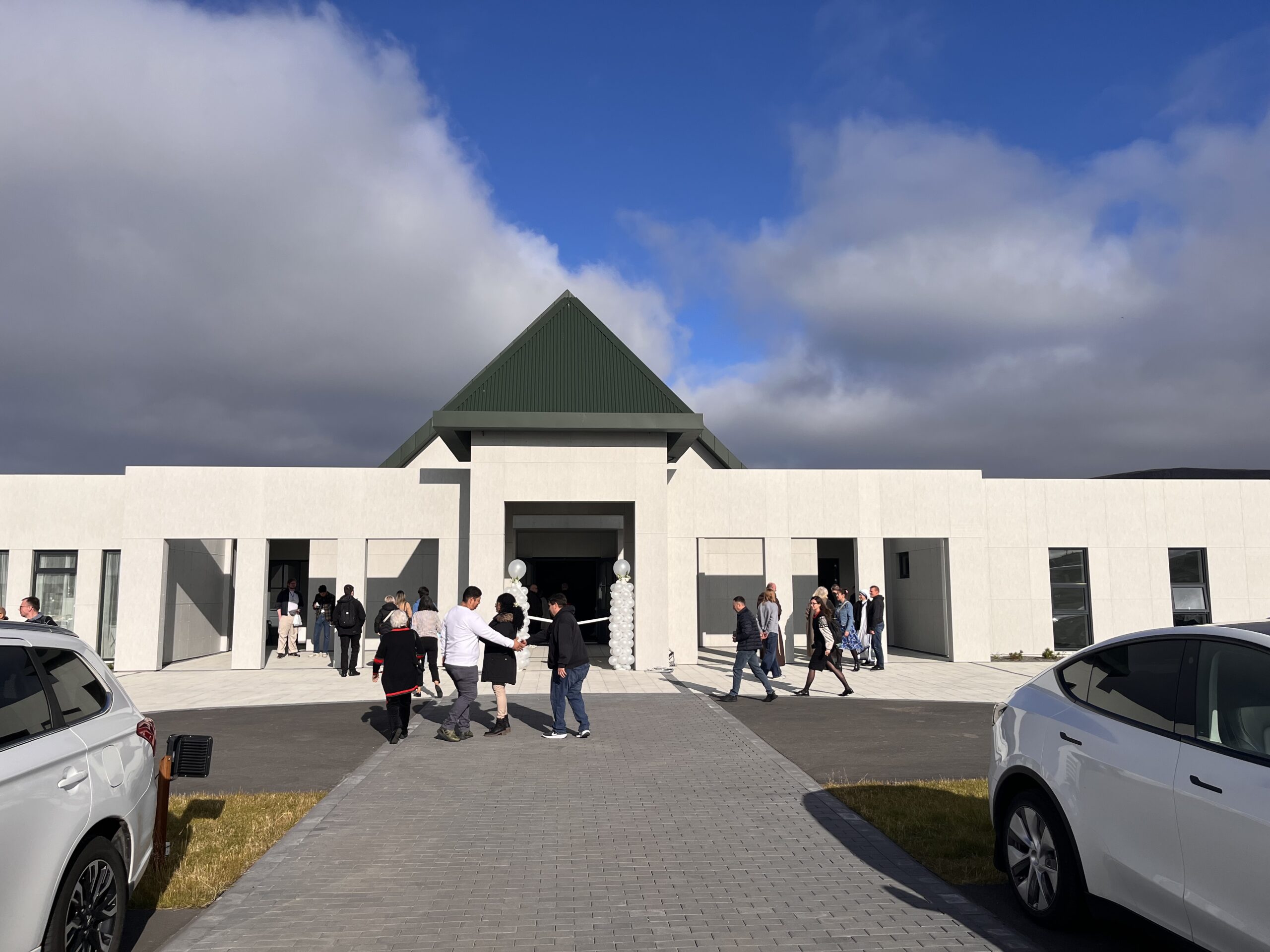 Beeindruckende Schlichtheit: Das Portal der neuen Kirche „Heilig Kreuz“ in Selfoss.