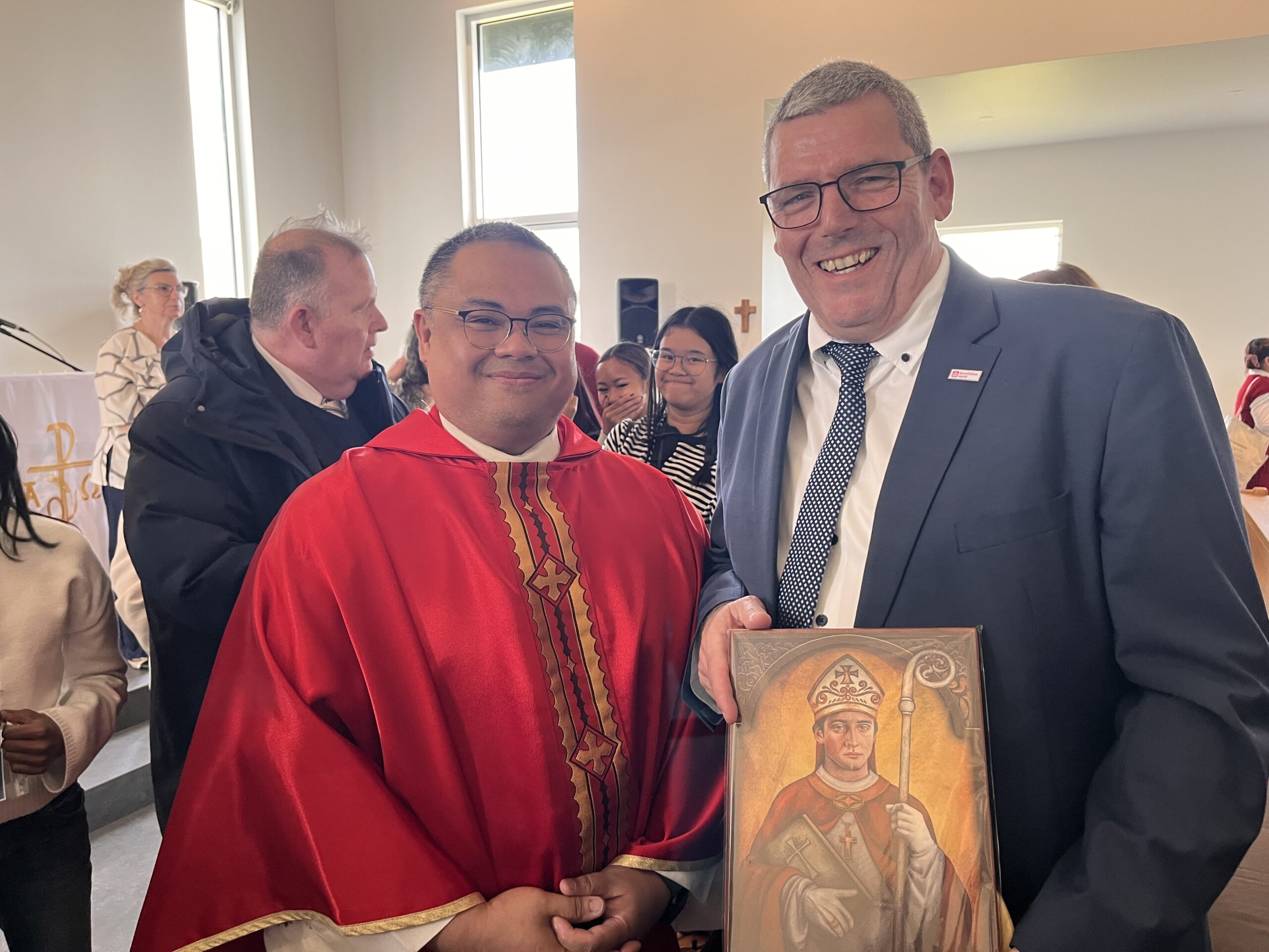 Pfarrer Mercurio Claudio Rivera III (li.) und Bonifatiuswerk-Geschäftsführer Ingo Imenkämper.