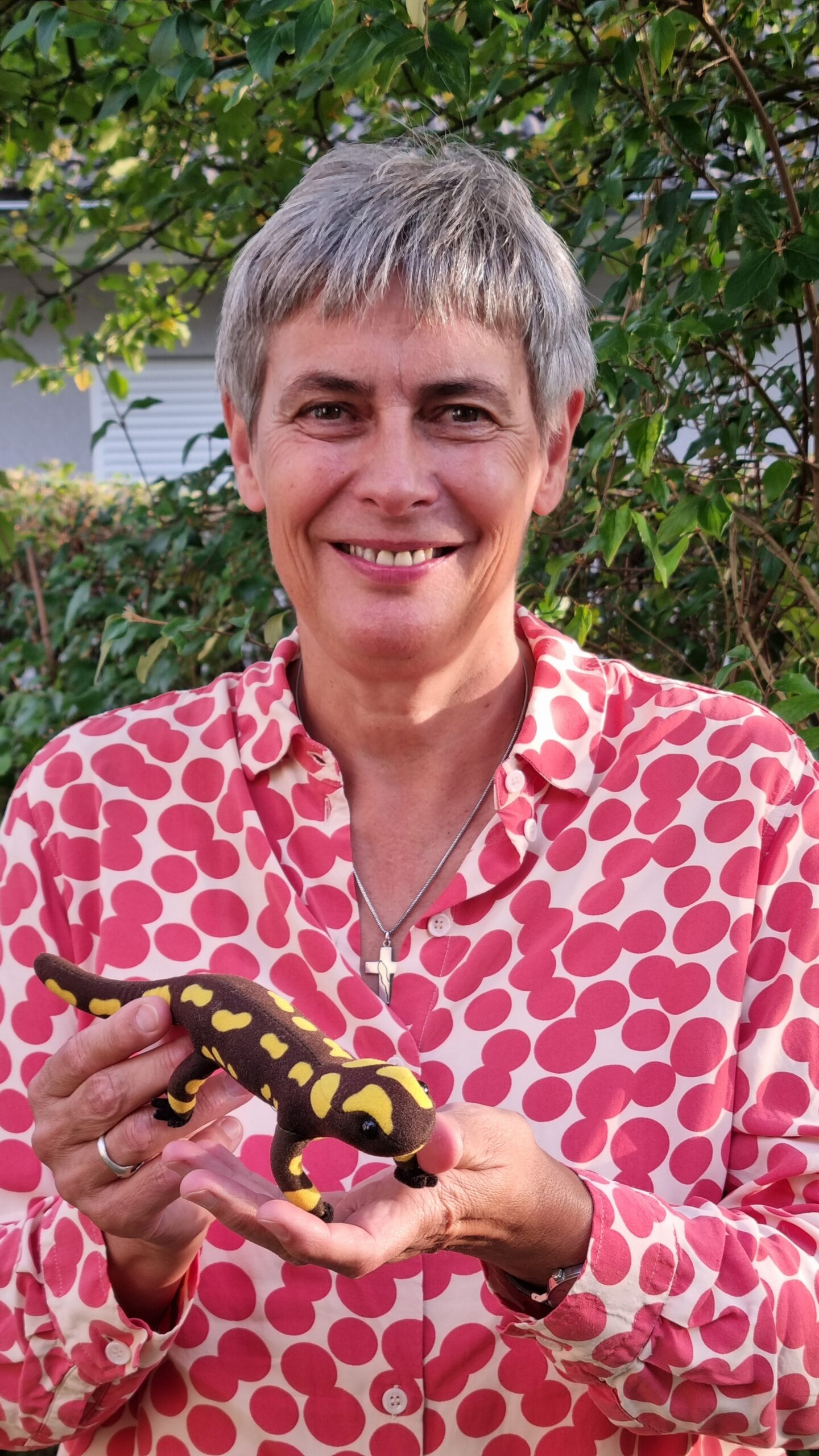 Leonie Jedicke mit Feuersalamander aus Plüsch in den Händen