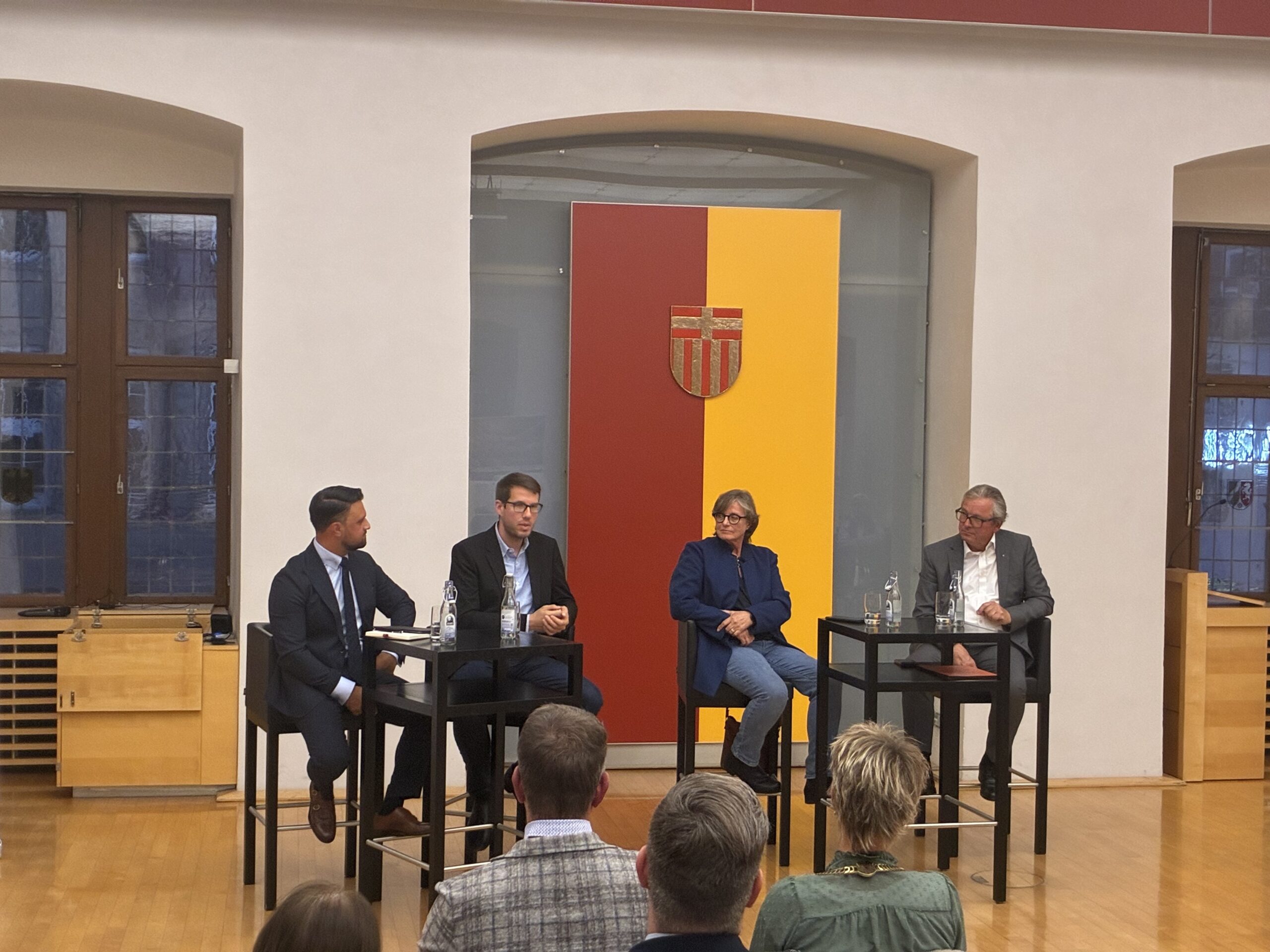Jun.-Prof. Dr. Idris Nassery, Norika Creuzmann und Michael Dreier folgen den Ausführungen von Dr. Lukas Wiesenhütter (2. v. r.).