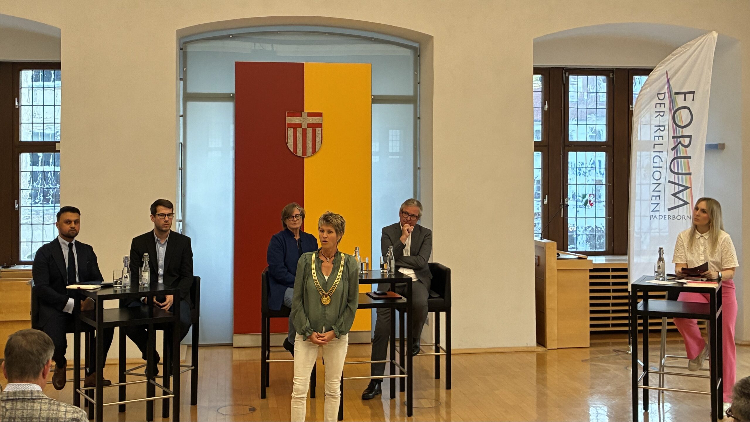 Sabine Kramm betont in ihrer Begrüßung die Bedeutung des Sitzungssaals als Ort der Demokratie und Diskussion.