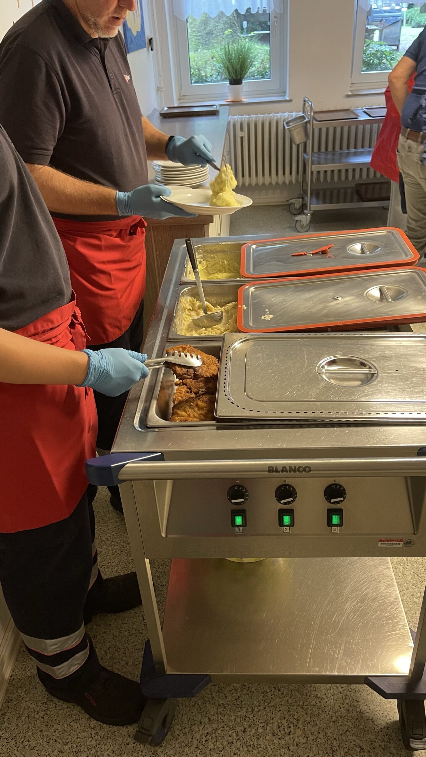 Helferinnen und Helfer im Alter von 14 bis 70 Jahren engagierten sich gemeinsam bei der Essensausgabe der Malteser in der Gütersloher Suppenküche. Mit Teamgeist und guter Laune versorgten sie bedürftige Menschen mit frisch zubereiteten Mahlzeiten.