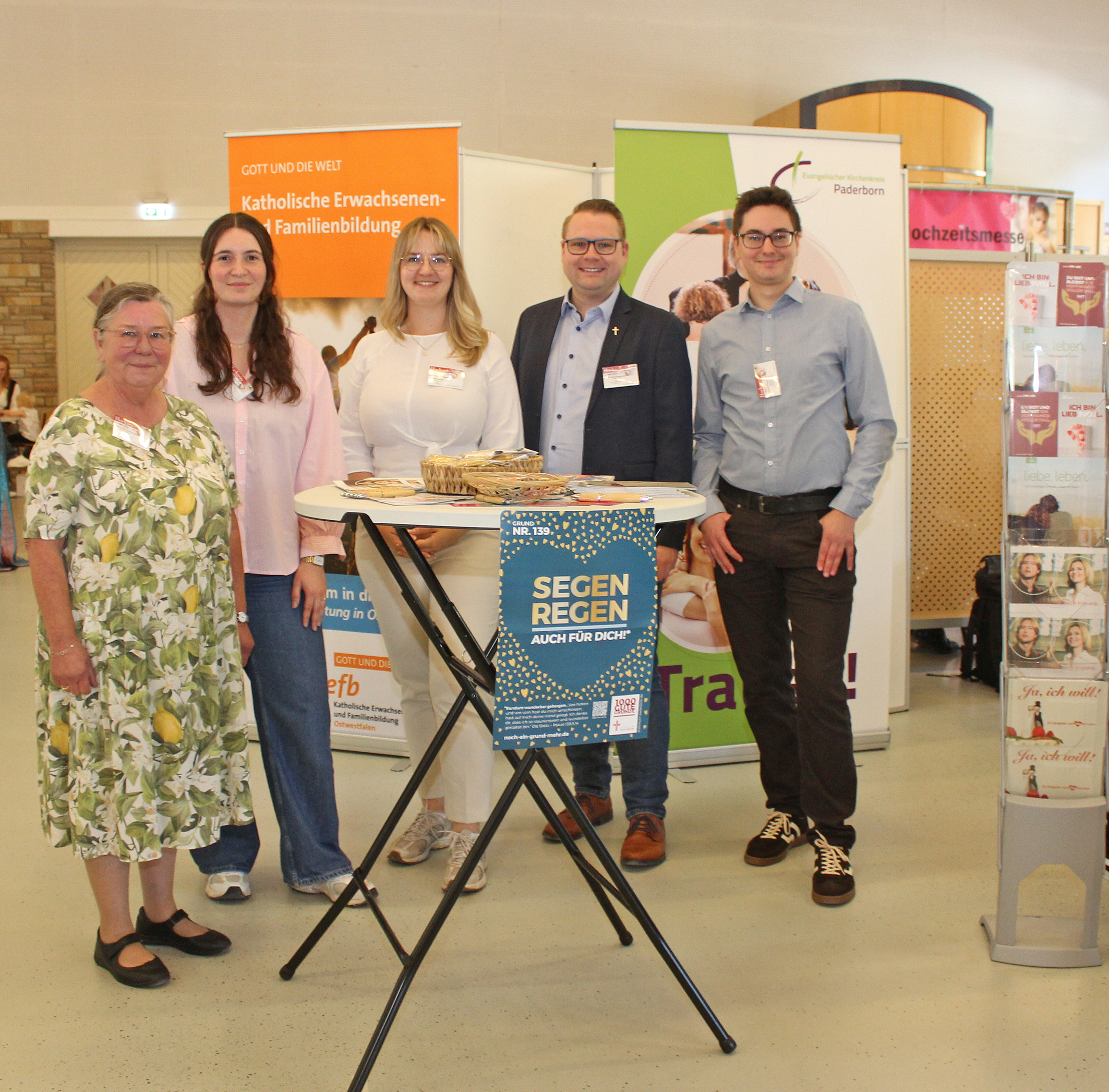 Pfarrerin Sabine Black (Evangelischer Kirchenkreis Paderborn, v. l.), Svenja Becker, Oxana Richter (beide Katholische Erwachsenen- und Familienbildung Ostwestfalen), Vikar Christian Beck (Evangelischer Kirchenkreis Paderborn) und Pastoralassistent Dennis Jandt (Katholischer Pastoralverbund Schloß Neuhaus) informierten über kirchliche Trauung und Ehevorbereitung.