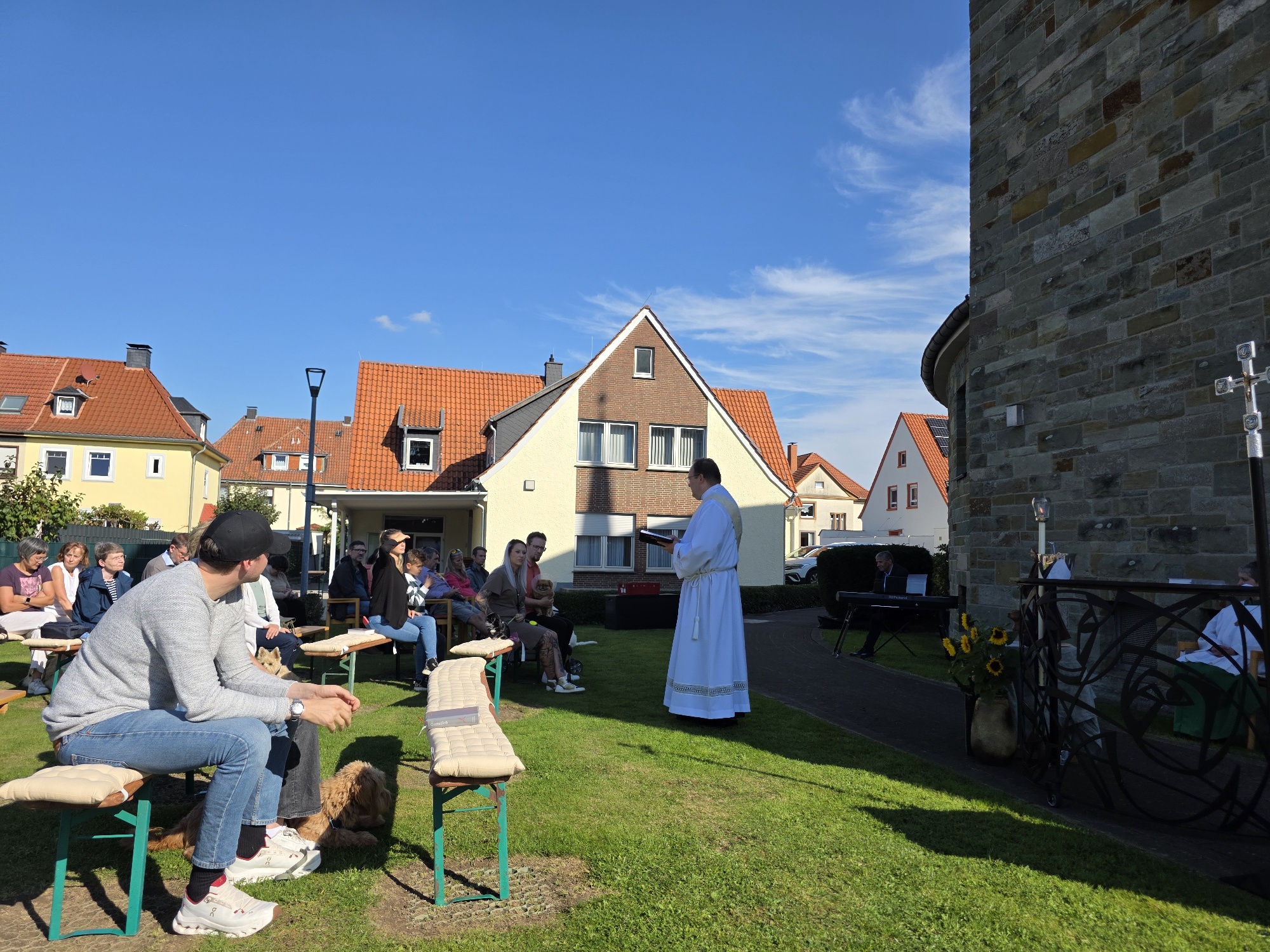 Bei der Wortgottesfeier zu Ehren des heiligen Franziskus wurden Menschen und Tiere gesegnet. Jeder Hund erhielt einen persönlichen Segen mit Handauflegung.