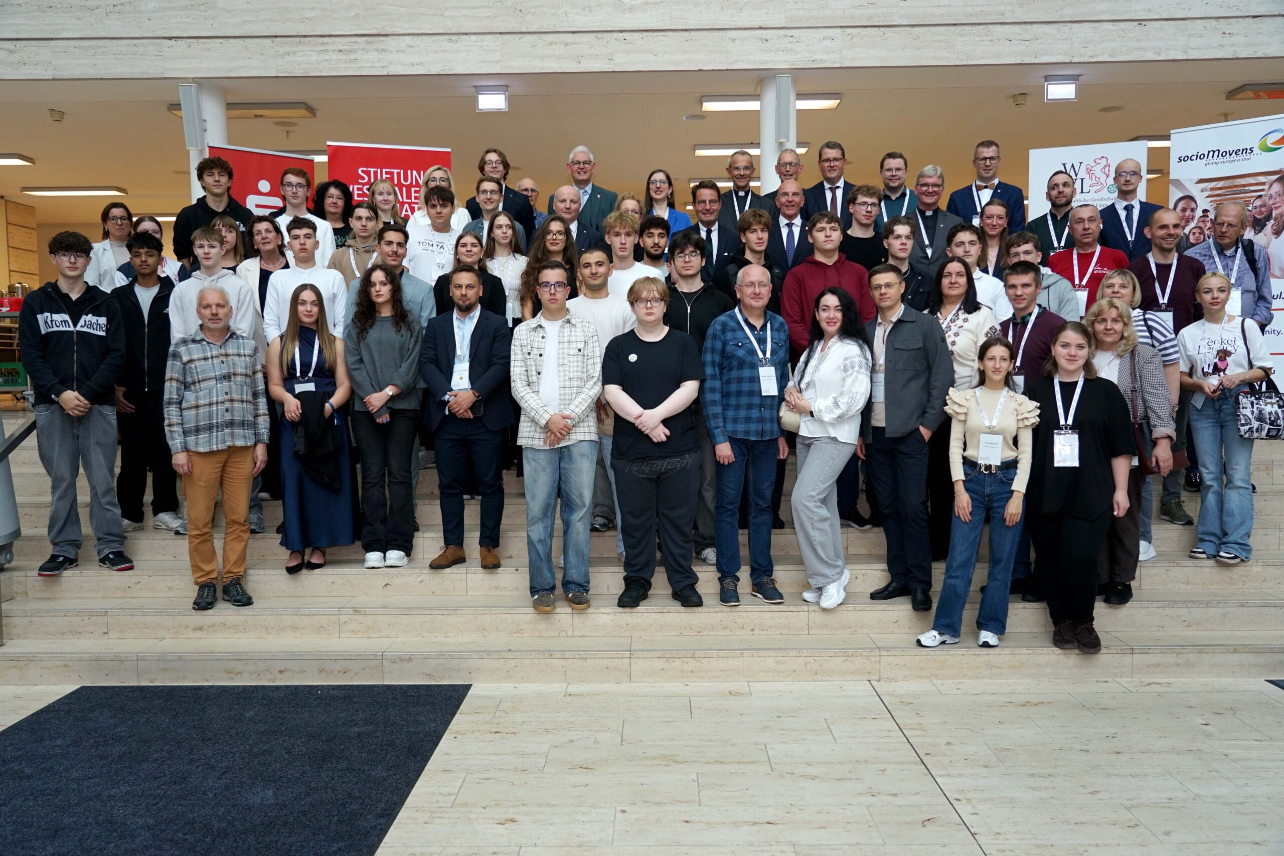Vor dem offiziellen Festakt zum Preis des Westfälischen Friedens trafen sich internationale Jugendliche von socioMovens im Foyer der Bezirksregierung Münster zu einem World-Café. Foto: Michael Bodin / Erzbistum Paderborn
