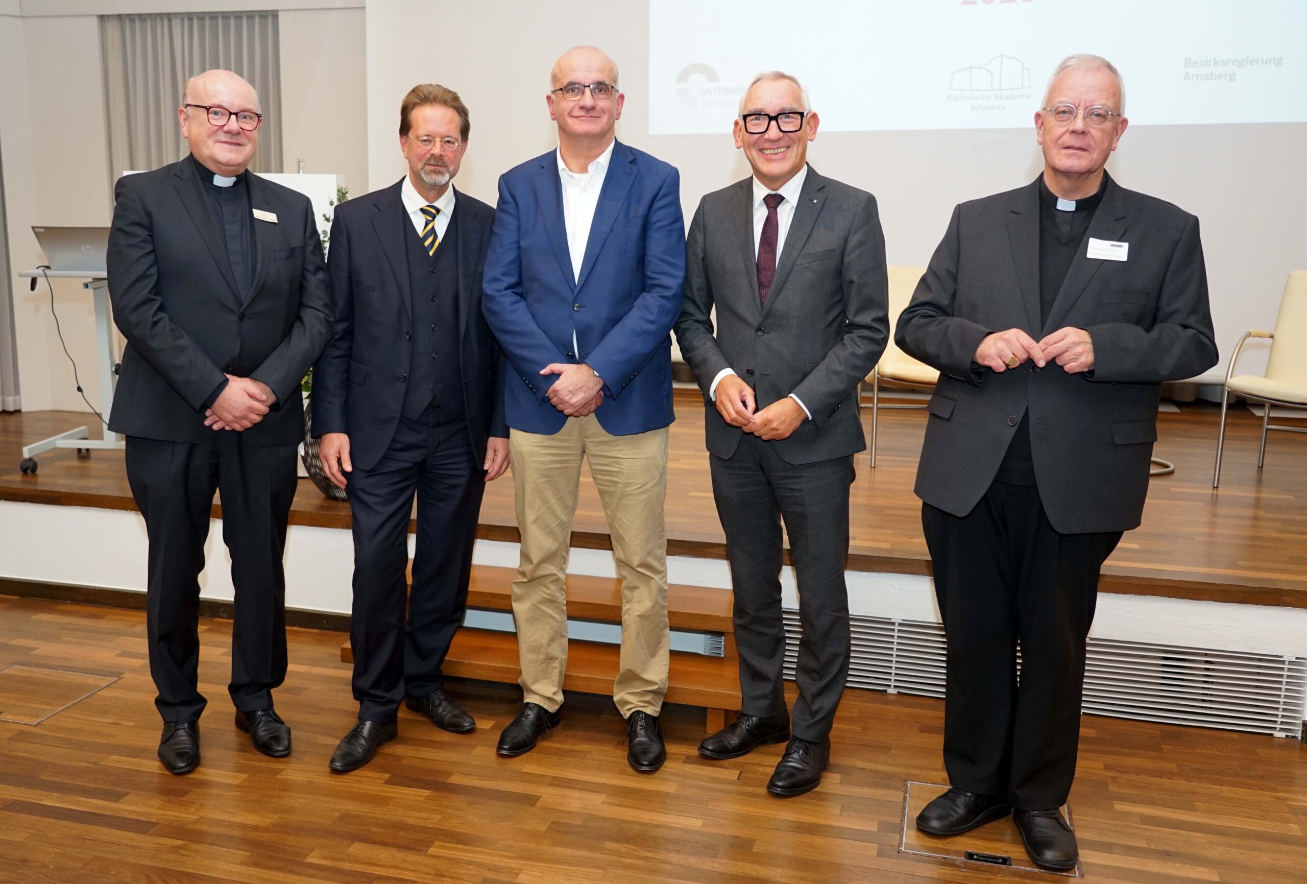 17. WerteDialog in der Katholischen Akademie Schwerte (v.l.): Akademiedirektor Monsignore Dr. Michael Menke-Peitzmeyer, Markus Dürkes (Vorsitzender Unternehmensverband Westfalen-Mitte), Professor Dr. Manfred Bayer, Regierungspräsident Heinrich Böckelühr (Bezirksregierung Arnsberg) und Weihbischof Matthias König. Foto: Michael Bodin / Erzbistum Paderborn